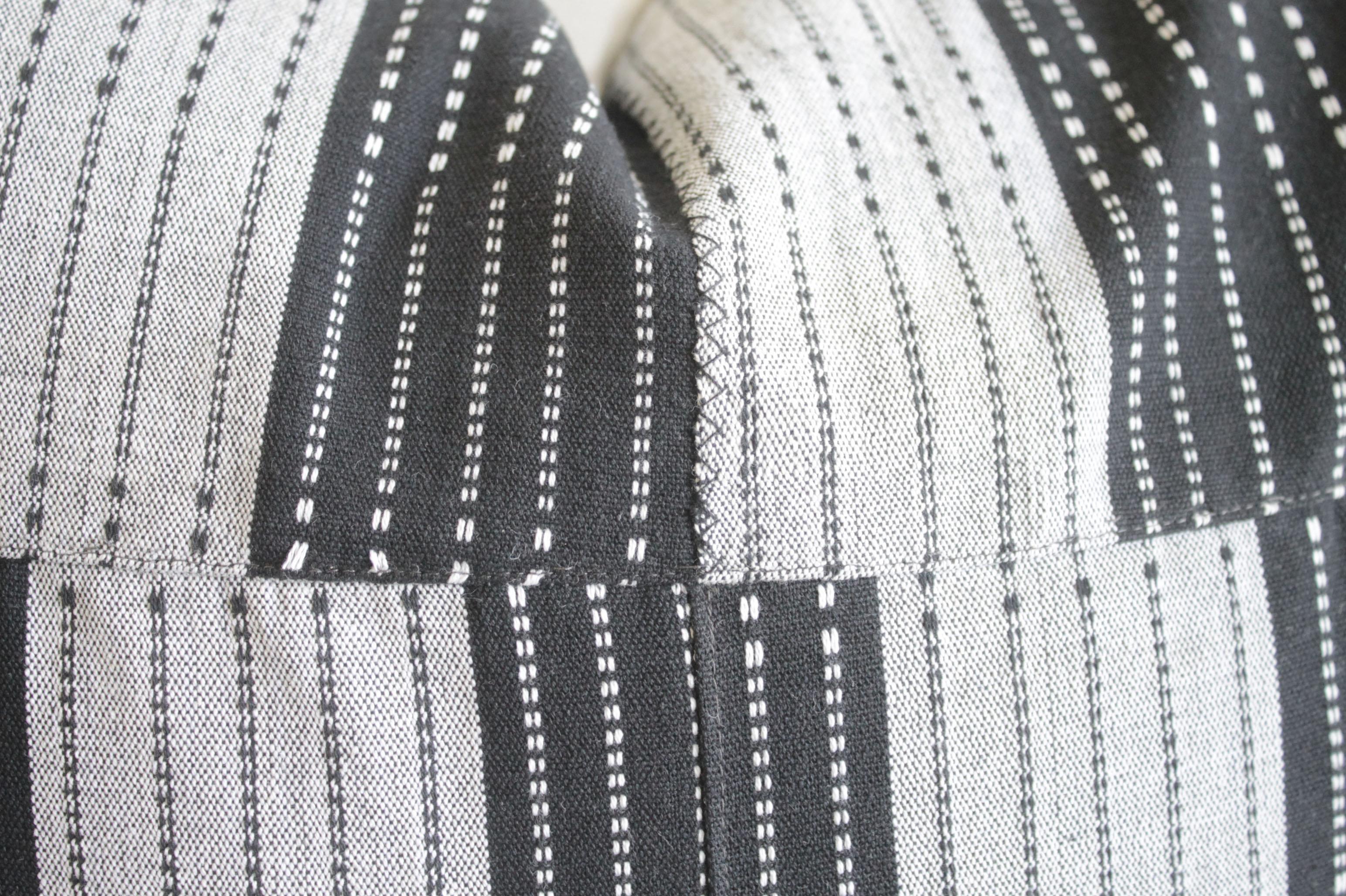 Vintage-Kissen in Schwarz und Naturfarben
Dieses Baumwollgesicht hat einen schwarzen und grau-natürlichen leinenfarbenen Hintergrund mit originaler Schnur. Das Trägermaterial besteht aus 100 % irischem Leinen in Naturleinen. Unsere Kissen werden