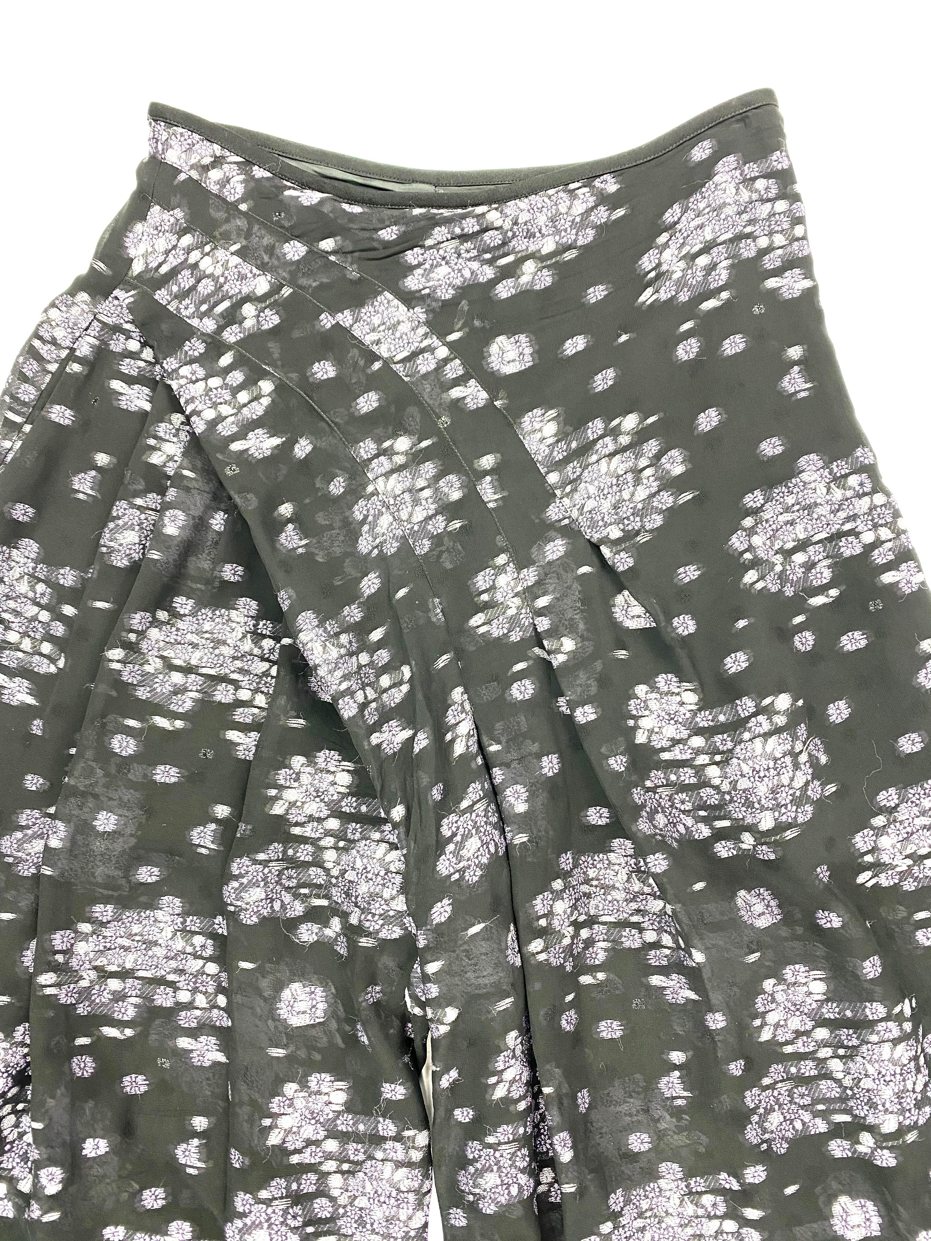 Einzelheiten zum Produkt:

Die Hose hat eine weite Passform mit lila Blumendruck, seitlichem Reißverschluss und Hakenverschluss. Hergestellt in Japan.