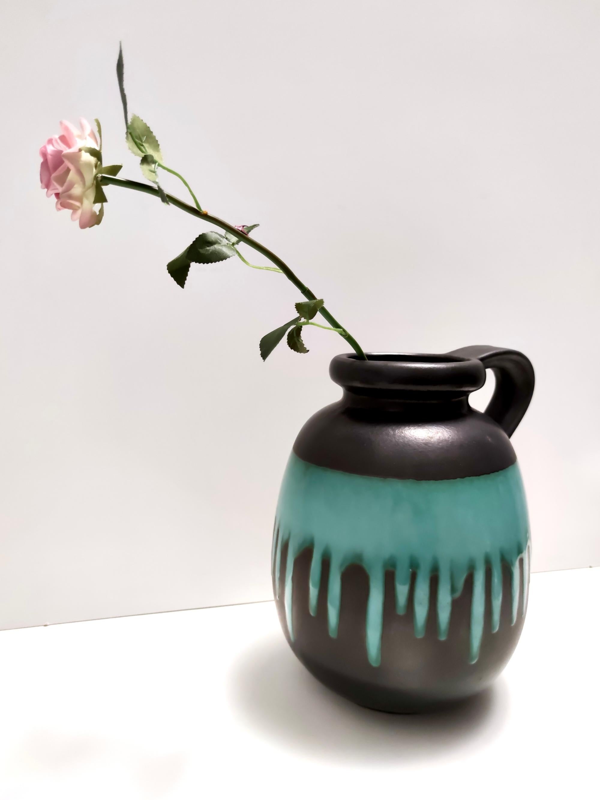 Fabriqué en Allemagne.
Vase en céramique Fat Lava noir et sarcelle multicolore 484-30 de Paul Scheurich WGP. 
Ce vase est fabriqué en faïence modelée et imprimée à la main.
Il s'agit d'une pièce vintage, elle peut donc présenter de légères traces