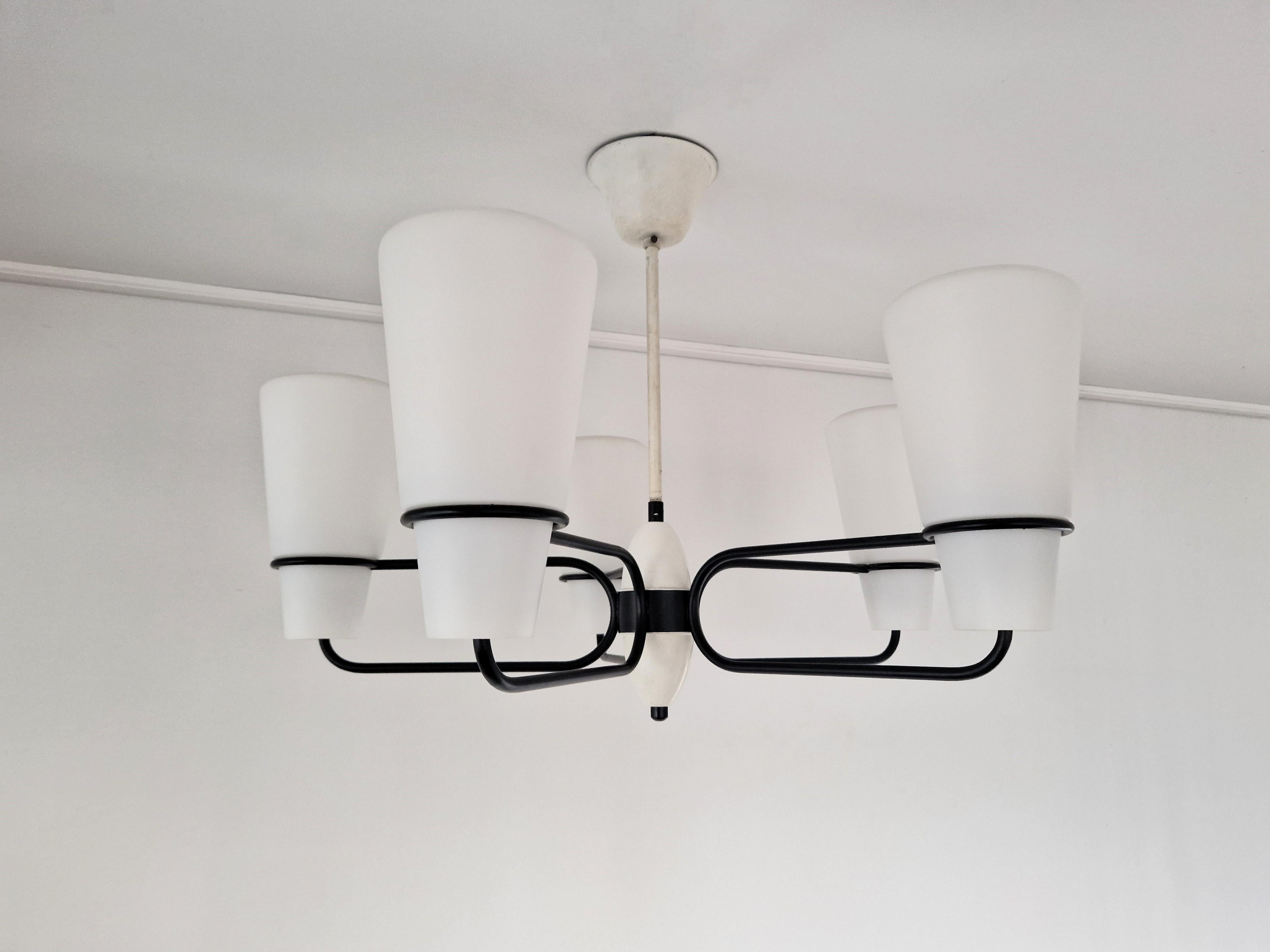 Mid-Century Modern Vintage black and white 5-armed chandelier, 1950's/1960's For Sale