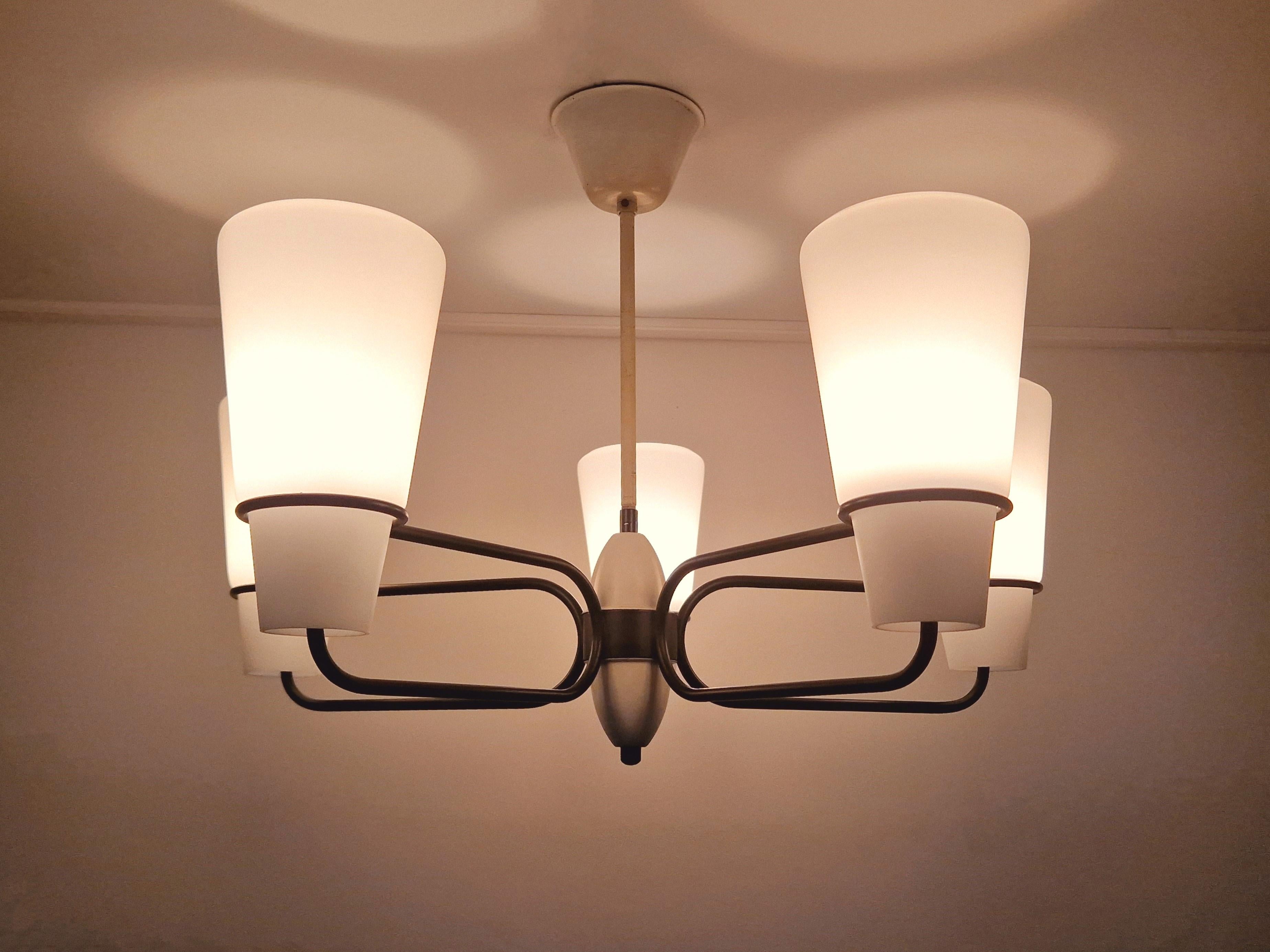 Mid-20th Century Vintage black and white 5-armed chandelier, 1950's/1960's For Sale