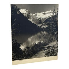 Historisches Schwarz-Weiß-Foto vom Lake Louise und dem Victoria-Gletscher, Alberta.