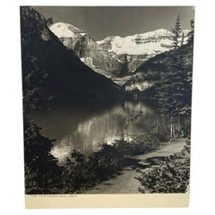 Historisches Schwarz-Weiß-Foto vom Lake Louise und dem Victoria-Gletscher, Alberta.