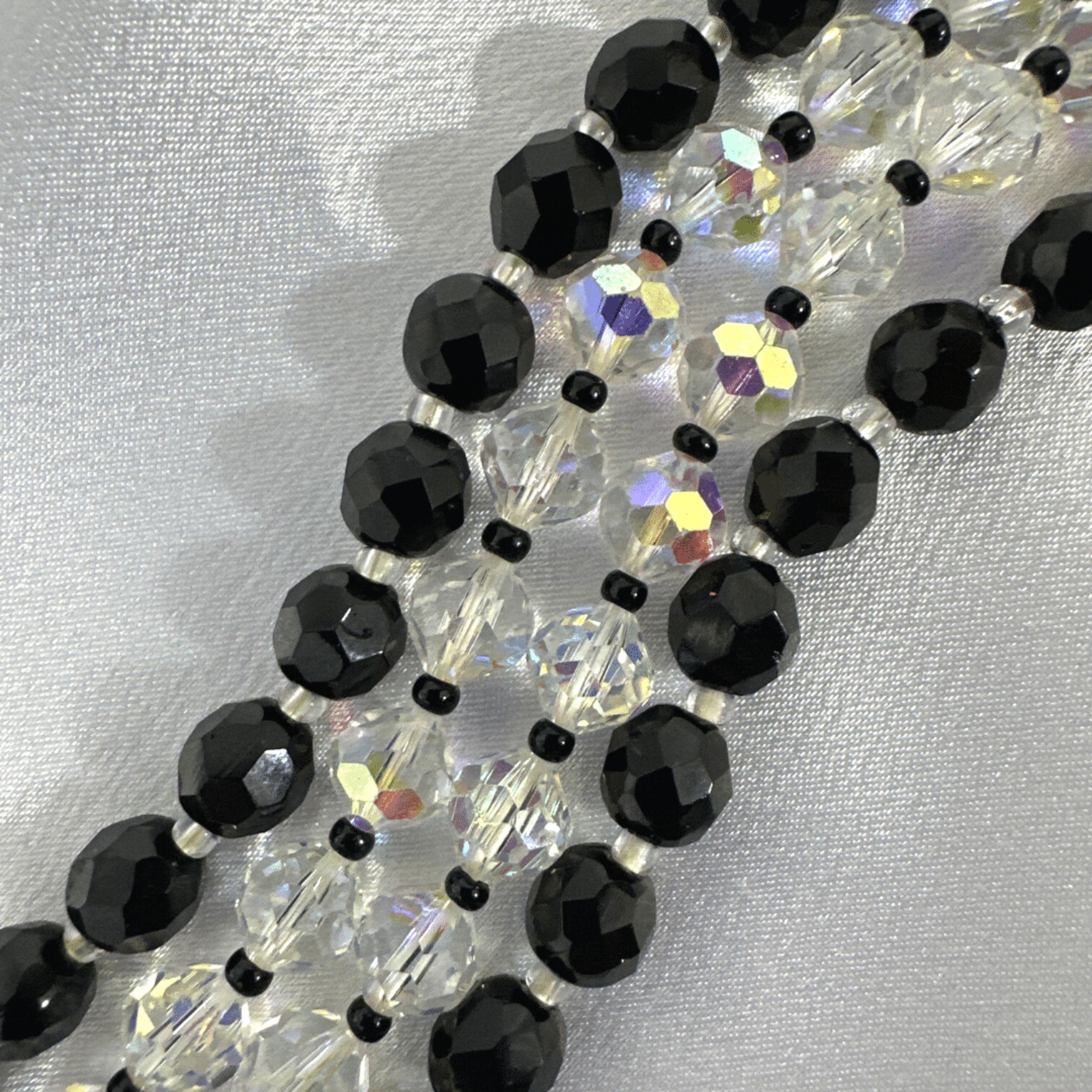 Vintage Black and White Lucite Beaded Bracelet with Clear Oval Crystal Accent In Excellent Condition For Sale In Jacksonville, FL