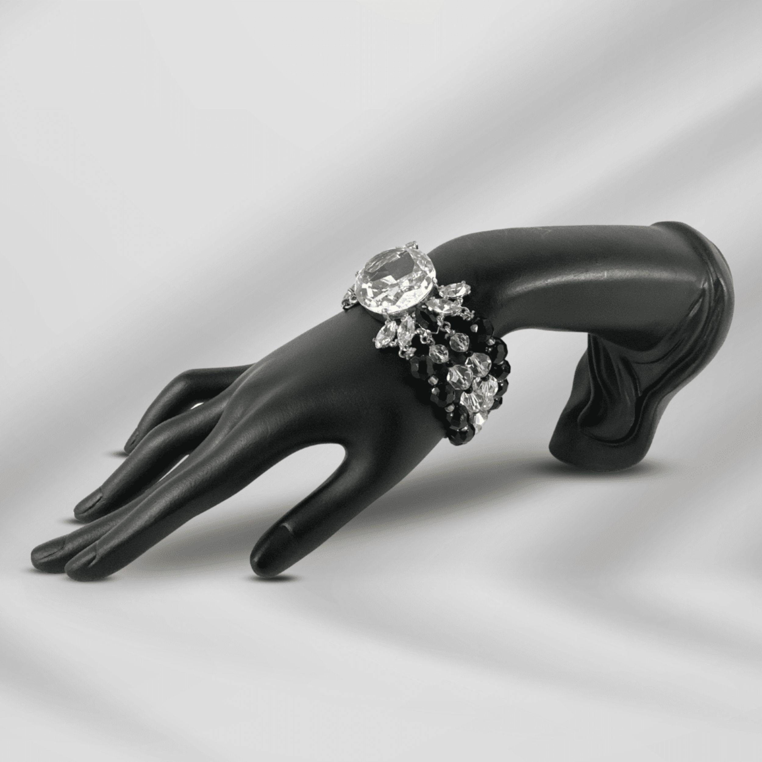 Vintage Black and White Lucite Beaded Bracelet with Clear Oval Crystal Accent For Sale 1