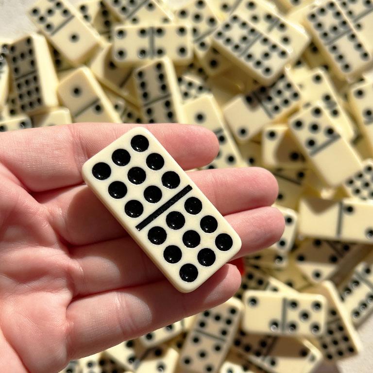 Mid-Century Modern Dominos Vintage noir et blanc marbré - Grand jeu de pièces aléatoires en vente
