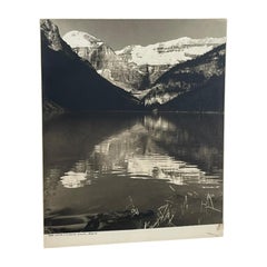 Fotografía vintage en blanco y negro del lago Louise y el glaciar Victoria, en Alberta.