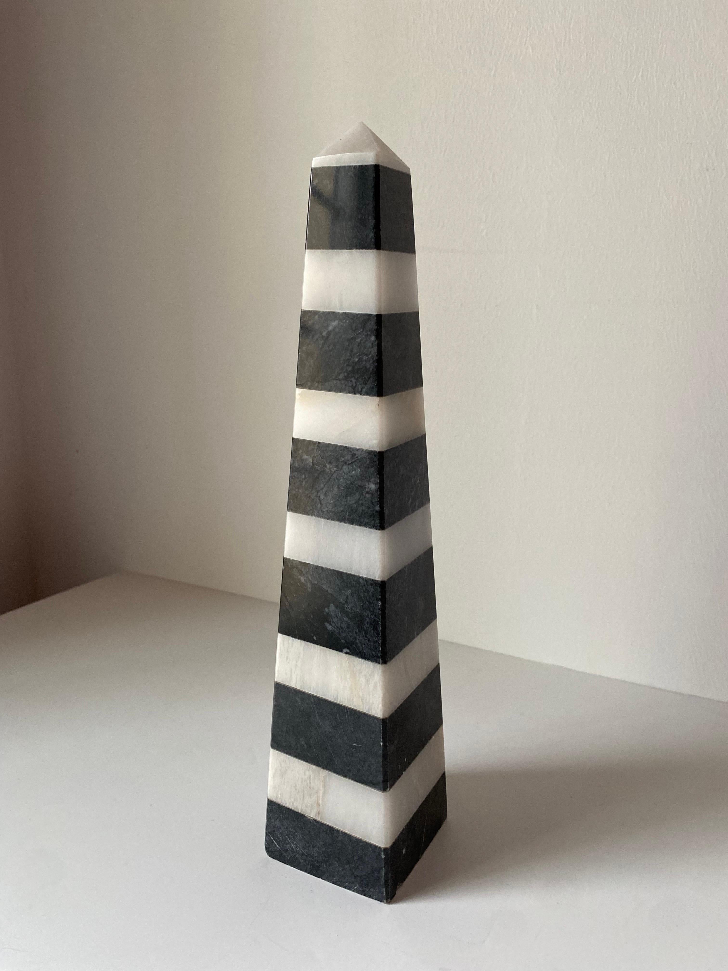 Mid-Century moderno Obelisco di marmo a strisce bianche e nere vintage in vendita