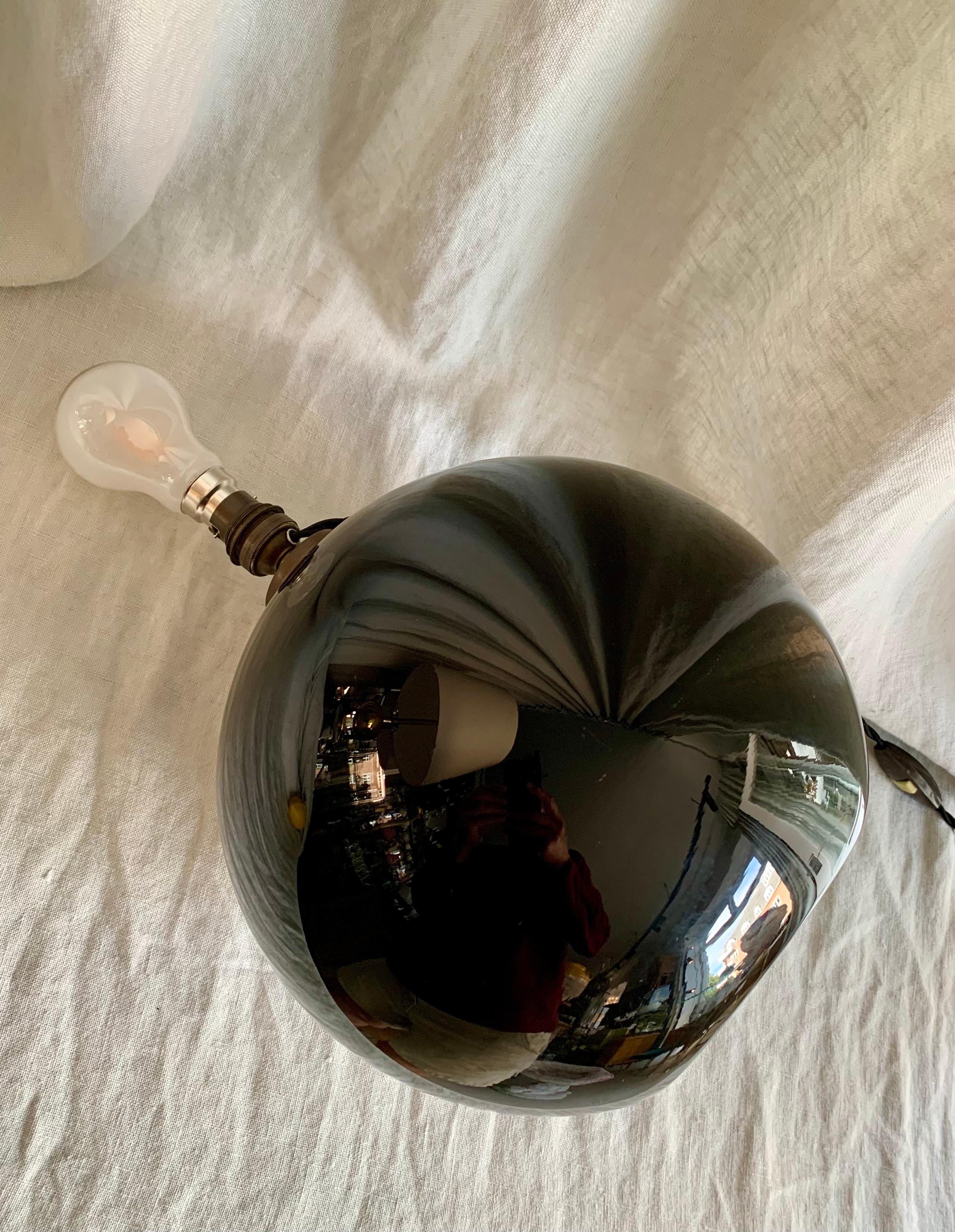 Français Lampe Vintage Art Deco Noir en Verre Opale en vente
