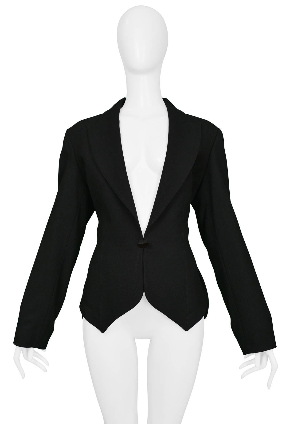 Vintage black Azzedine Alaia wool single breasted fitted blazer featuring a classic lapel collar, straight sleeves, and metal button closure. Collection 1991.

Condition : Excellent Vintage Condition

Size: 42

Measurements:
Shoulder 16.5