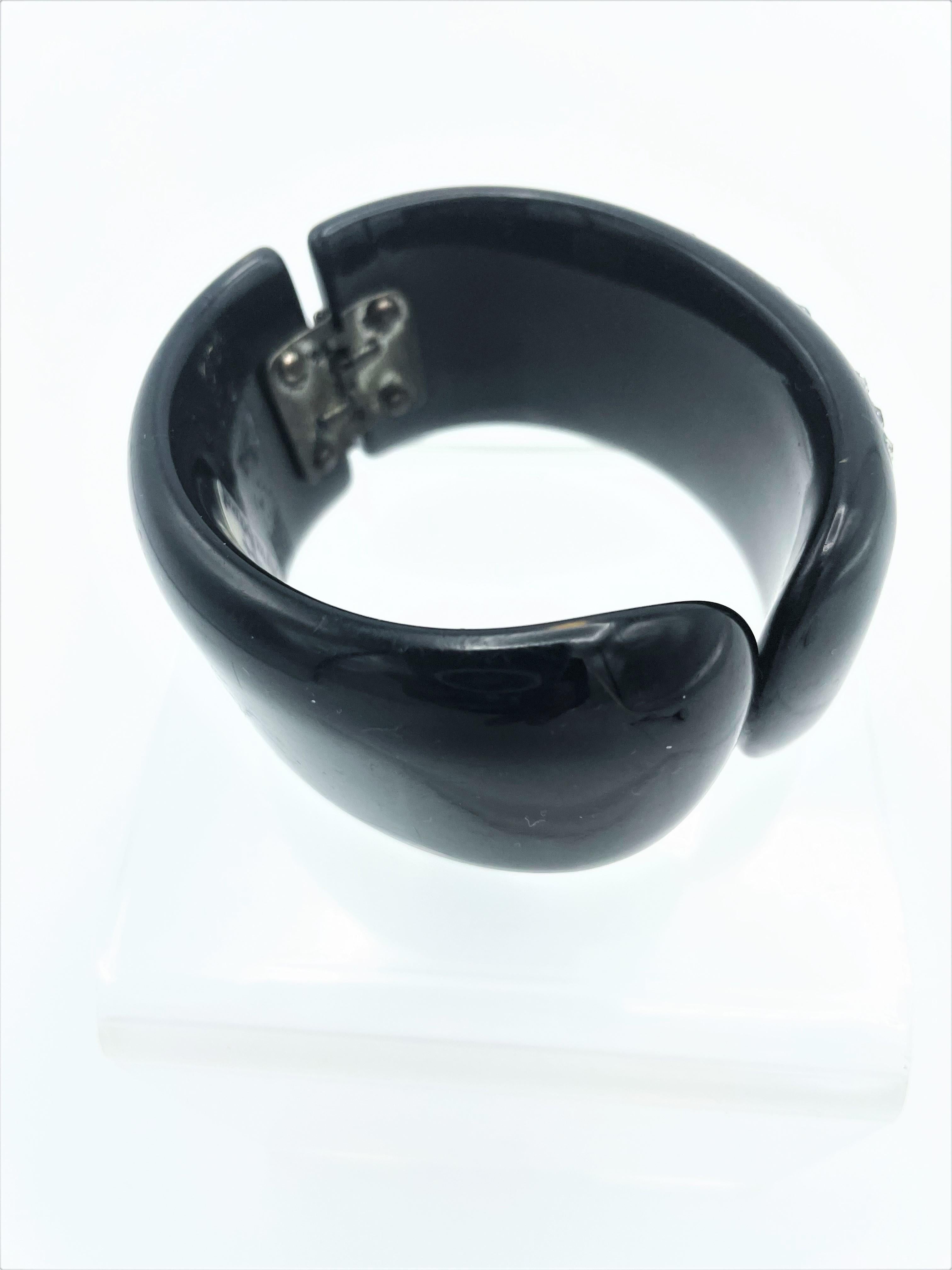 Modern Vintage black bakelite bangle bracelet set with cut rhinestones, 1940/50s USA For Sale