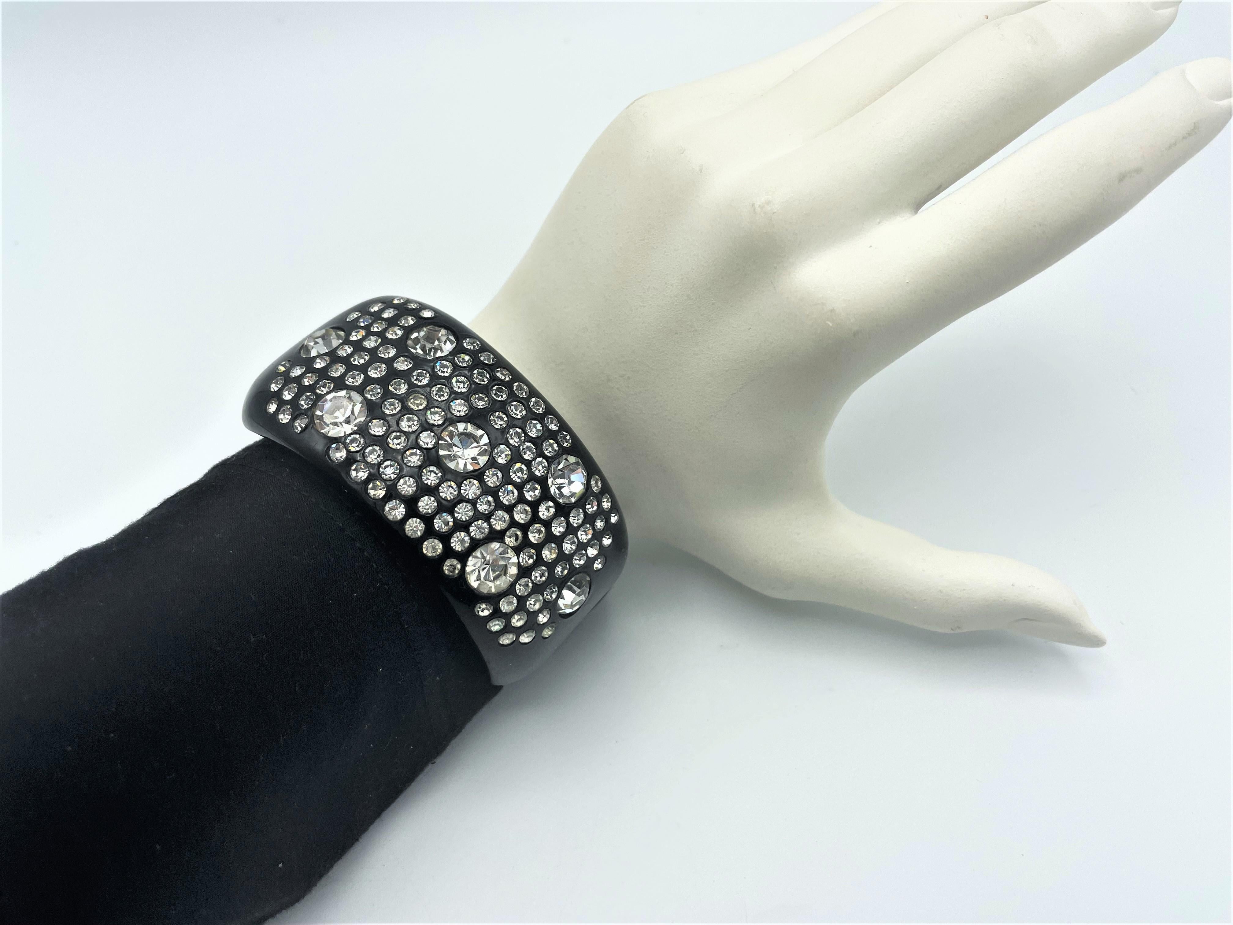 Round Cut Vintage black bakelite bangle bracelet set with cut rhinestones, 1940/50s USA For Sale