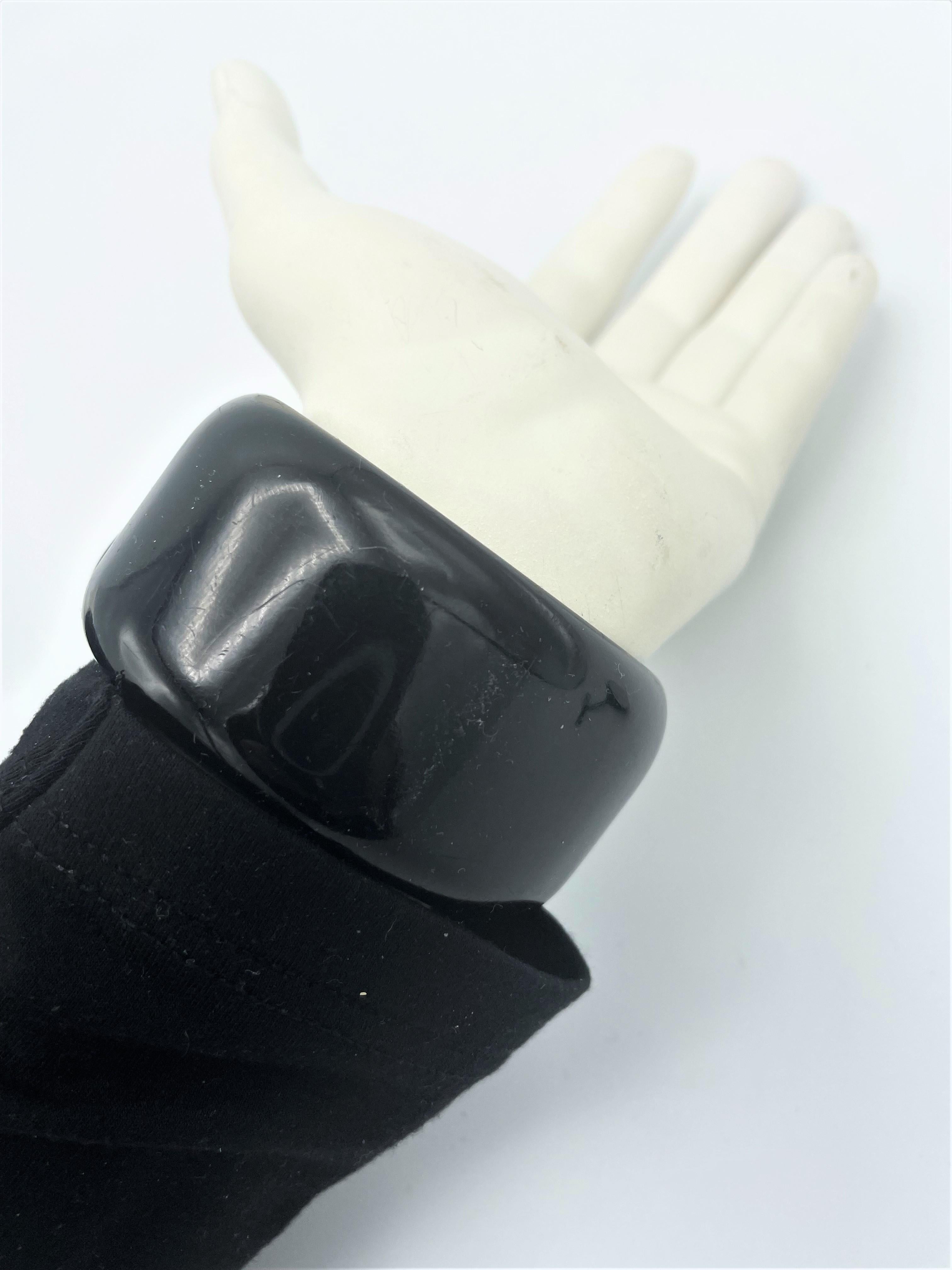 Vintage black bakelite bangle bracelet set with cut rhinestones, 1940/50s USA In Good Condition For Sale In Stuttgart, DE
