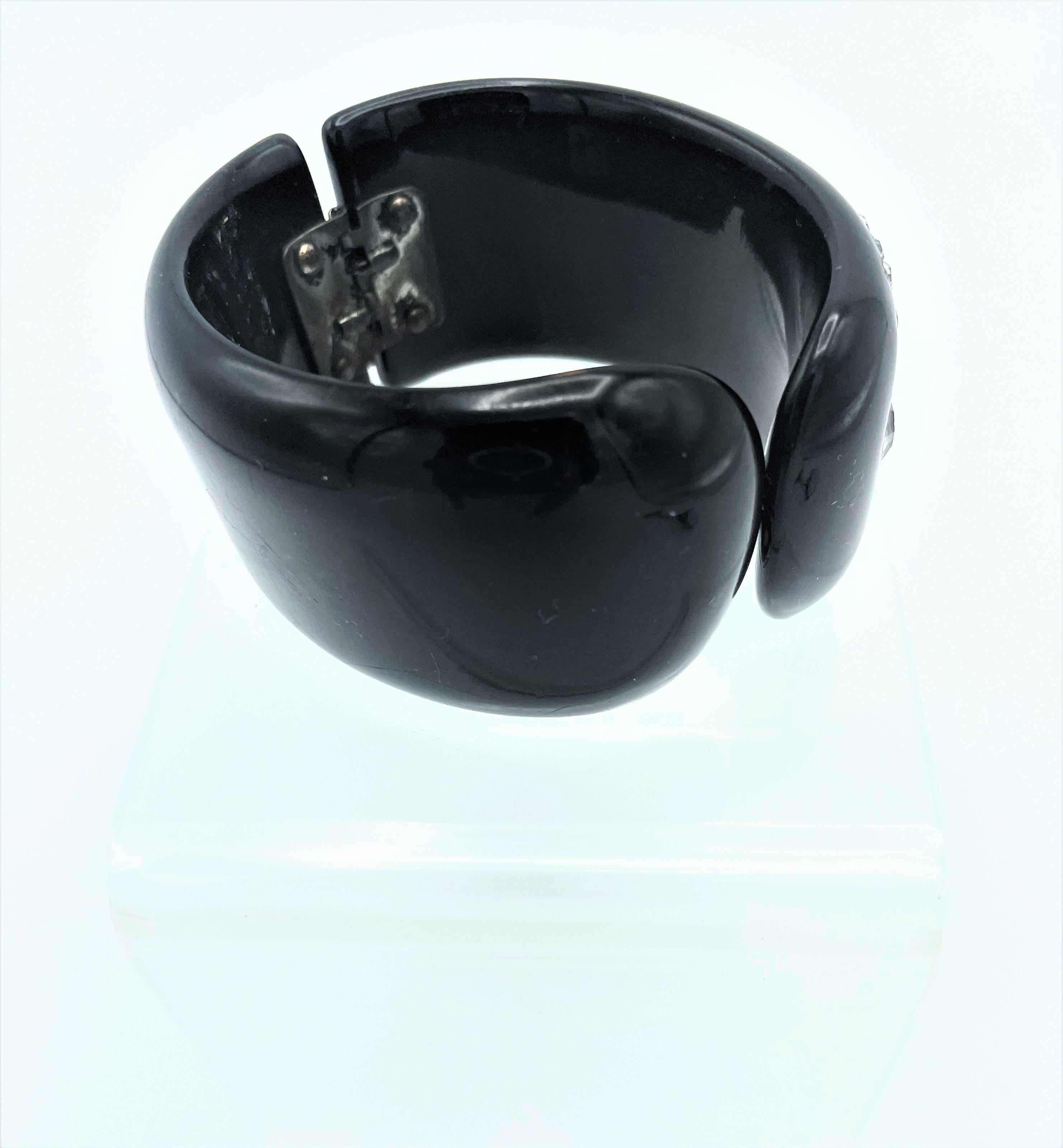 Vintage black bakelite bangle bracelet set with cut rhinestones, 1940/50s USA For Sale 1