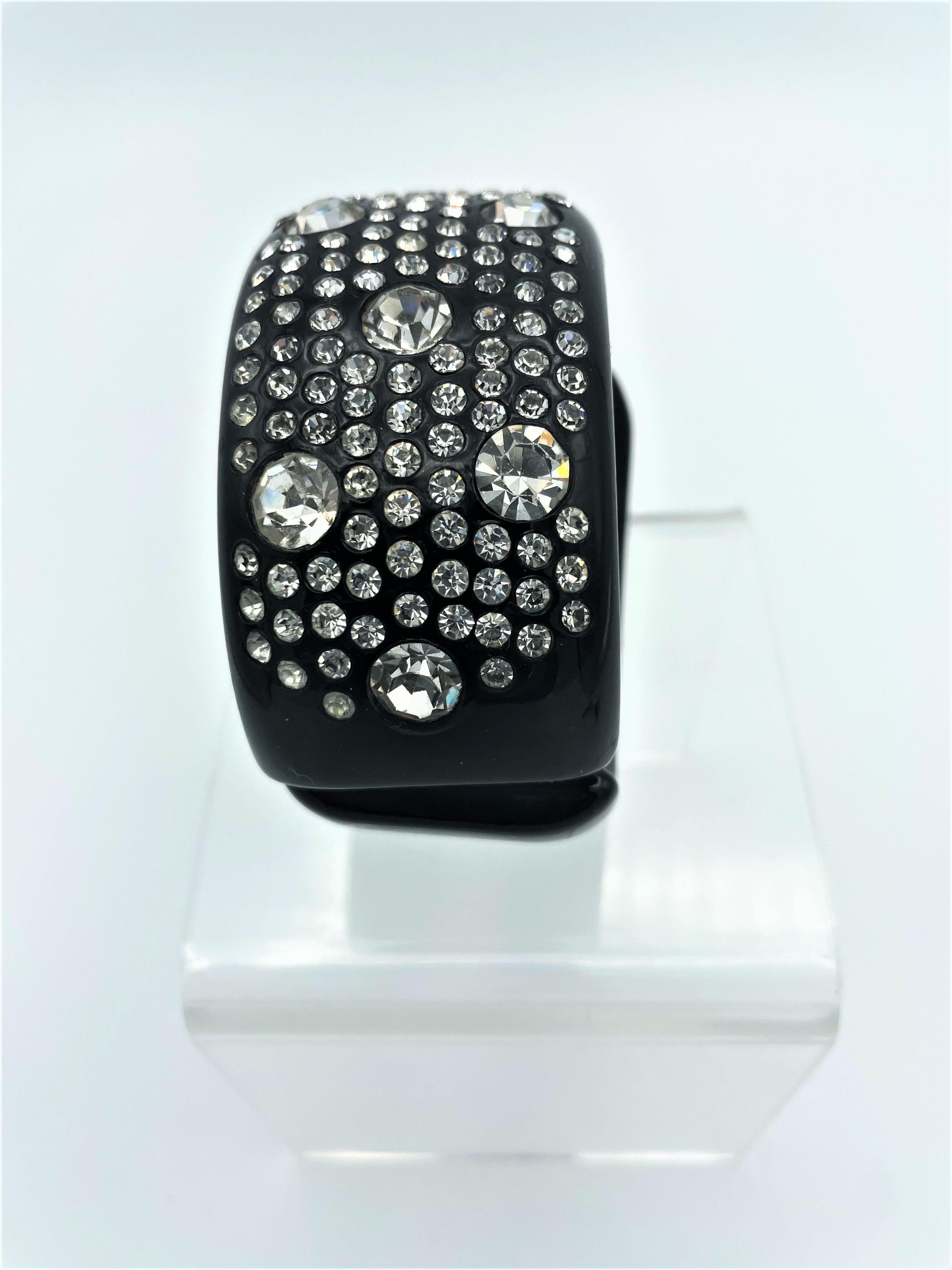 Vintage black bakelite bangle bracelet set with cut rhinestones, 1940/50s USA For Sale 3