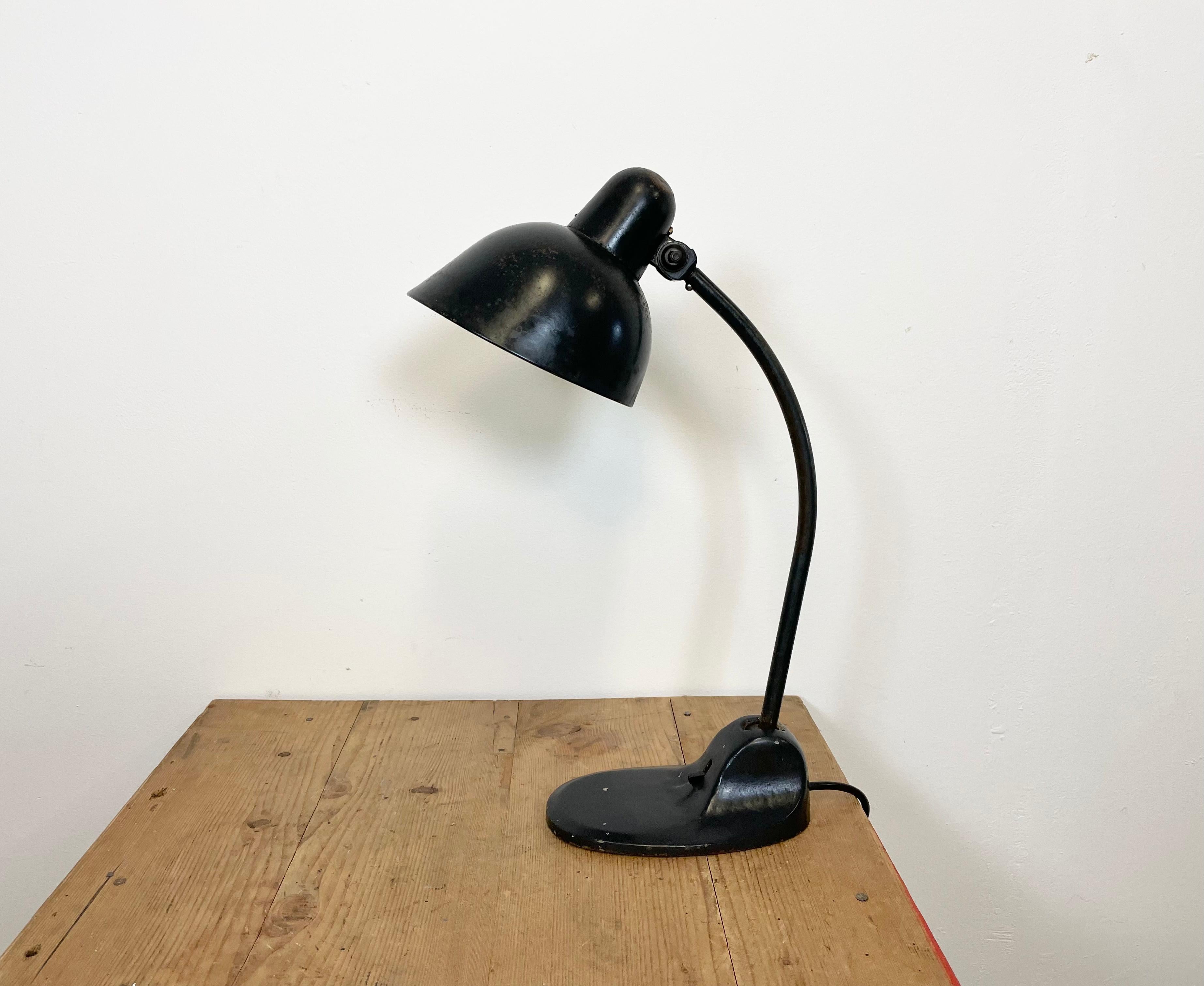Black industrial table lamp made by Siemens during the 1930s.It features a black metal shade, a black iron base with original switch and arm with two adjustable joints. Original socket requires E 27 lightbulbs. Fully functional.