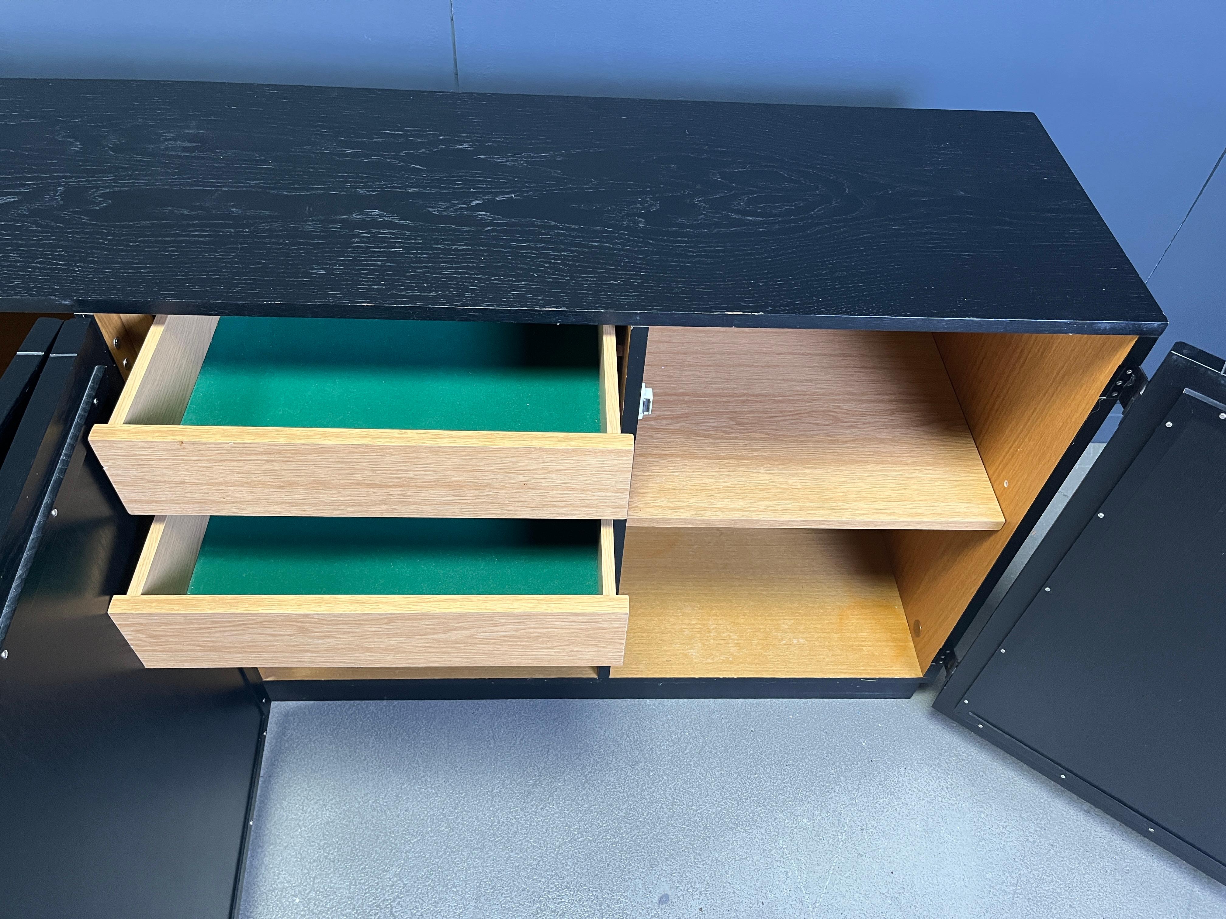 Credenza brutalista nera d'epoca, anni '70 In condizioni buone in vendita a Leuven, Vlaams Gewest