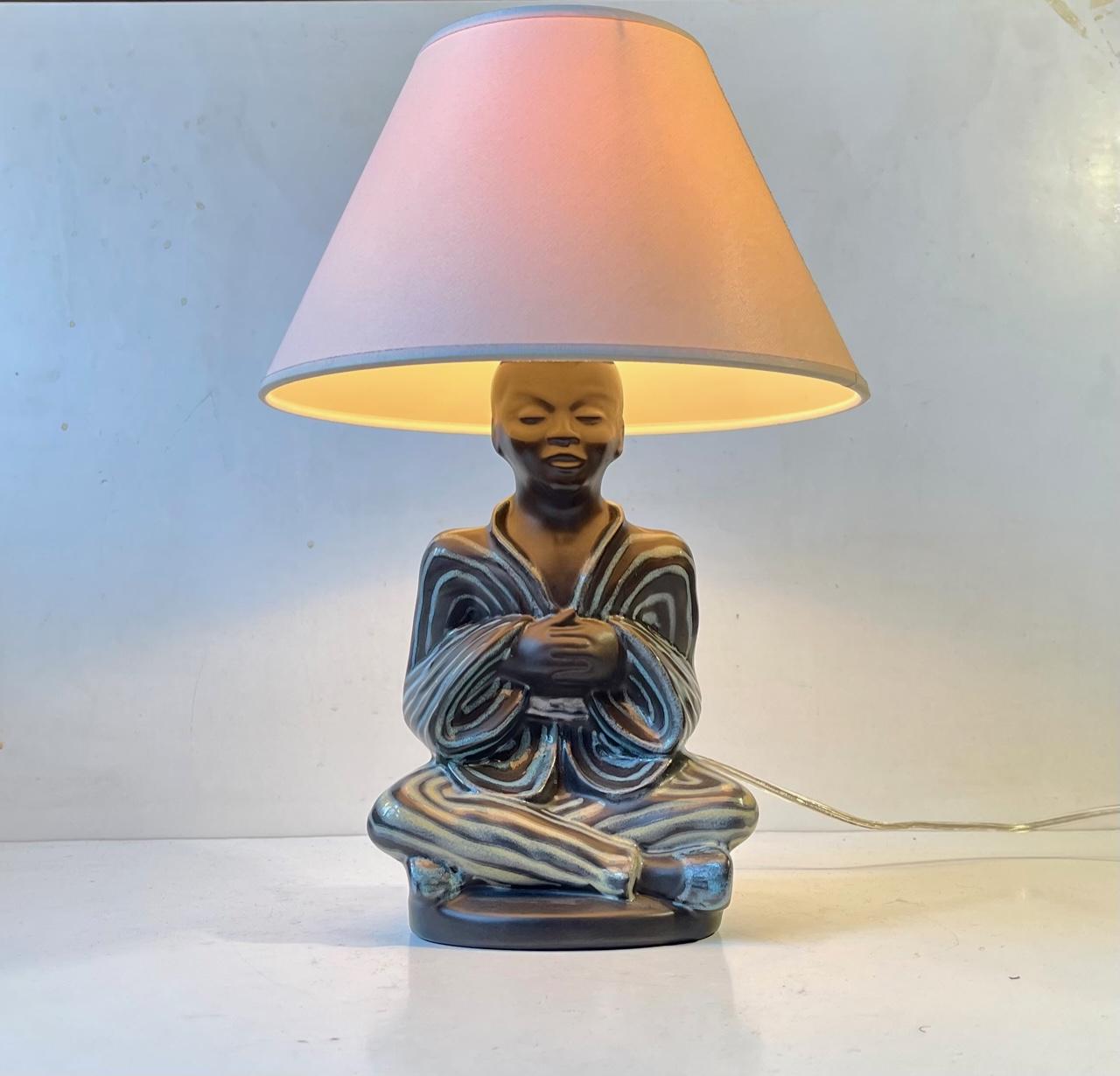 Une lampe de table très rare fabriquée par Søholm au Danemark au début des années 1960. Décor de glaçures bleu pastel, jaune et blanc sur une glaçure principale noire satinée. Une technique similaire utilisée dans la série Burgundia de Svend Aage