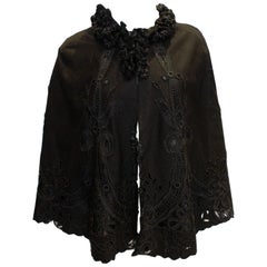 Cape noire vintage avec détails de broderie