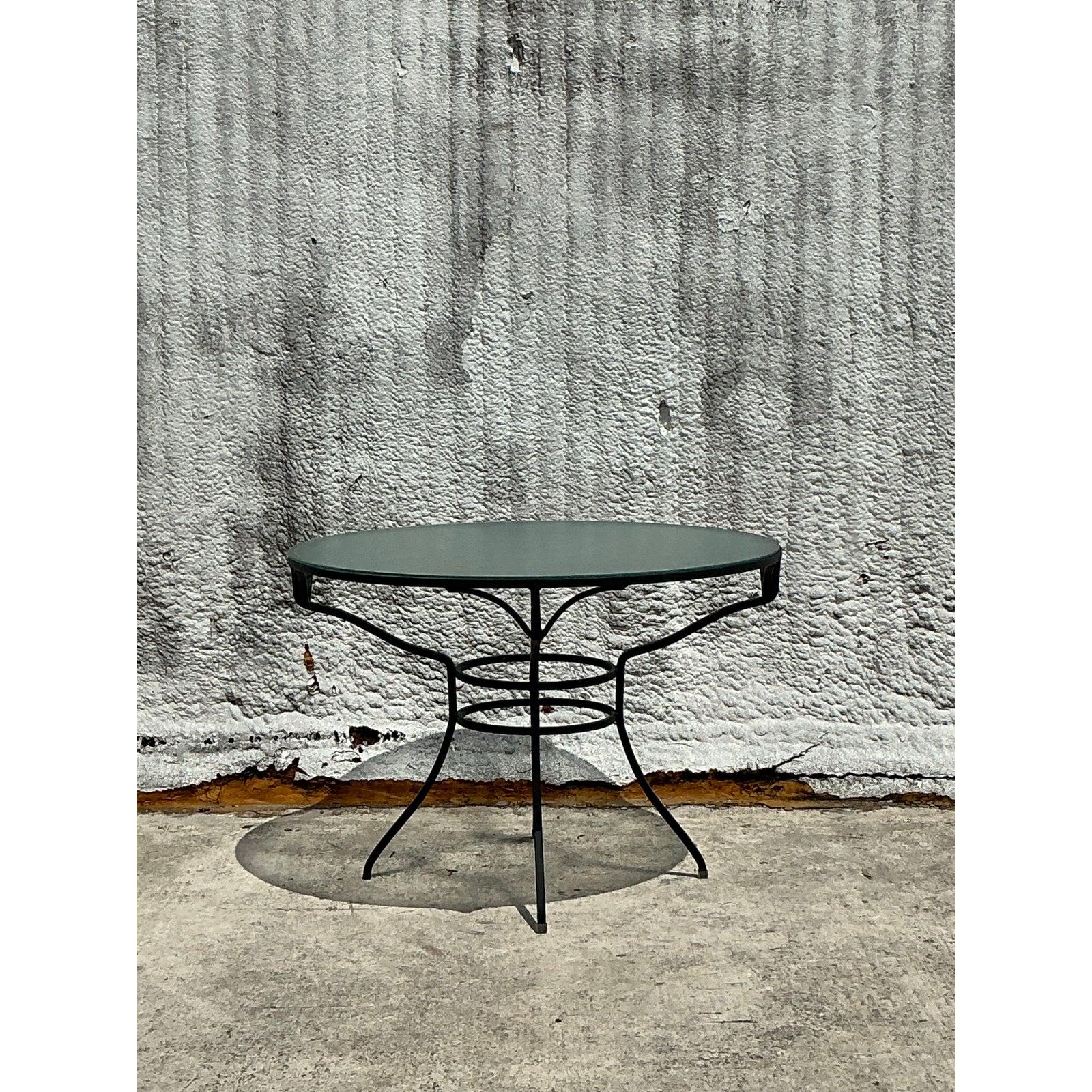Ajoutez une touche d'artisanat artistique à vos espaces intérieurs ou extérieurs avec cette table de salle à manger Vintage Boho en aluminium moulé. Dotée d'une base en aluminium moulé magnifiquement détaillée et d'un plateau rond, cette table allie