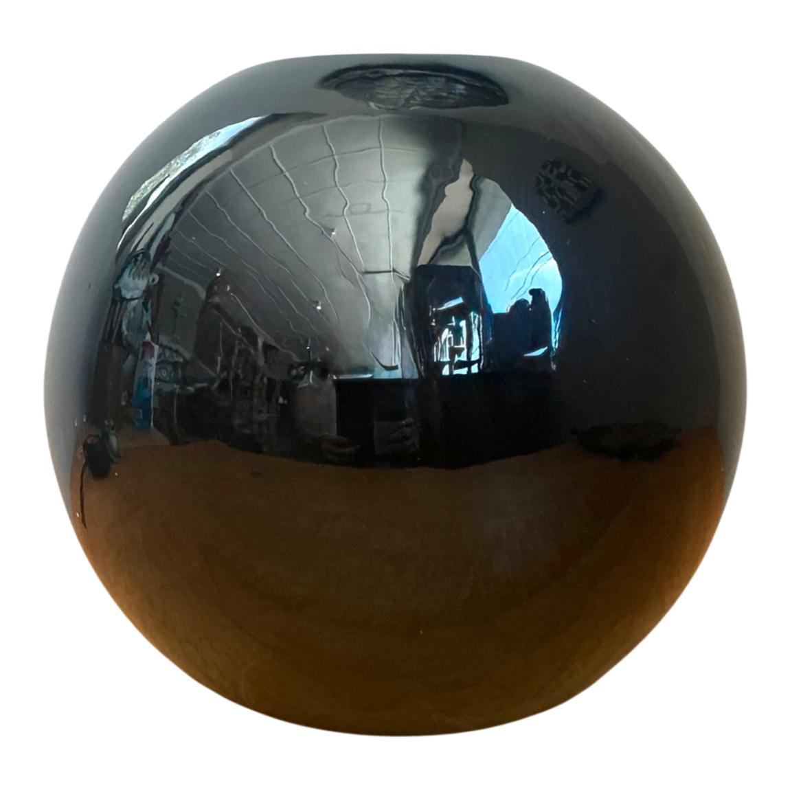 Vaso vintage a forma di sfera in ceramica nera