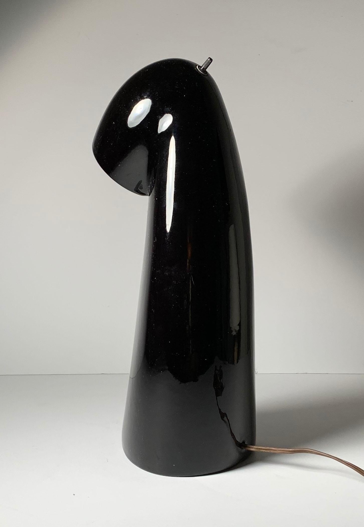 Schwarze, glänzende Keramik-Tischlampe (amerikanisch) im Angebot