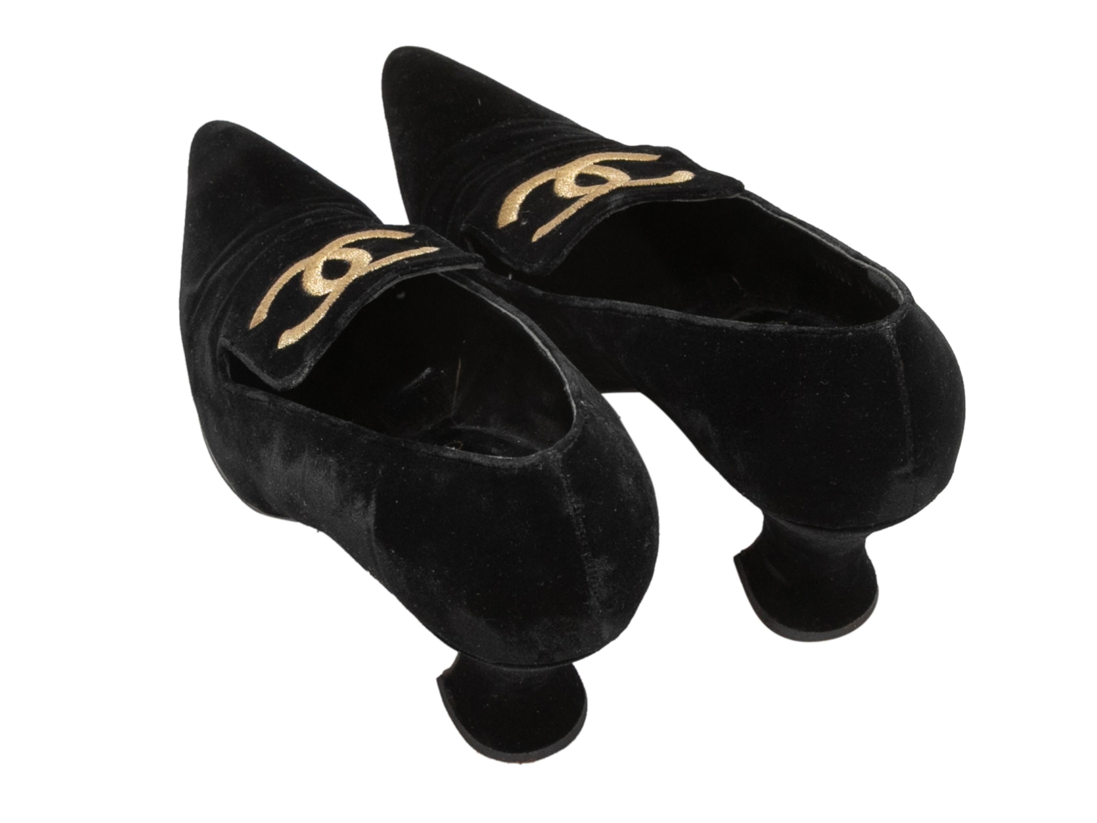 Vintage Black Chanel 1993 Velvet CC Pumps Size 39.5 In Good Condition For Sale In New York, NY