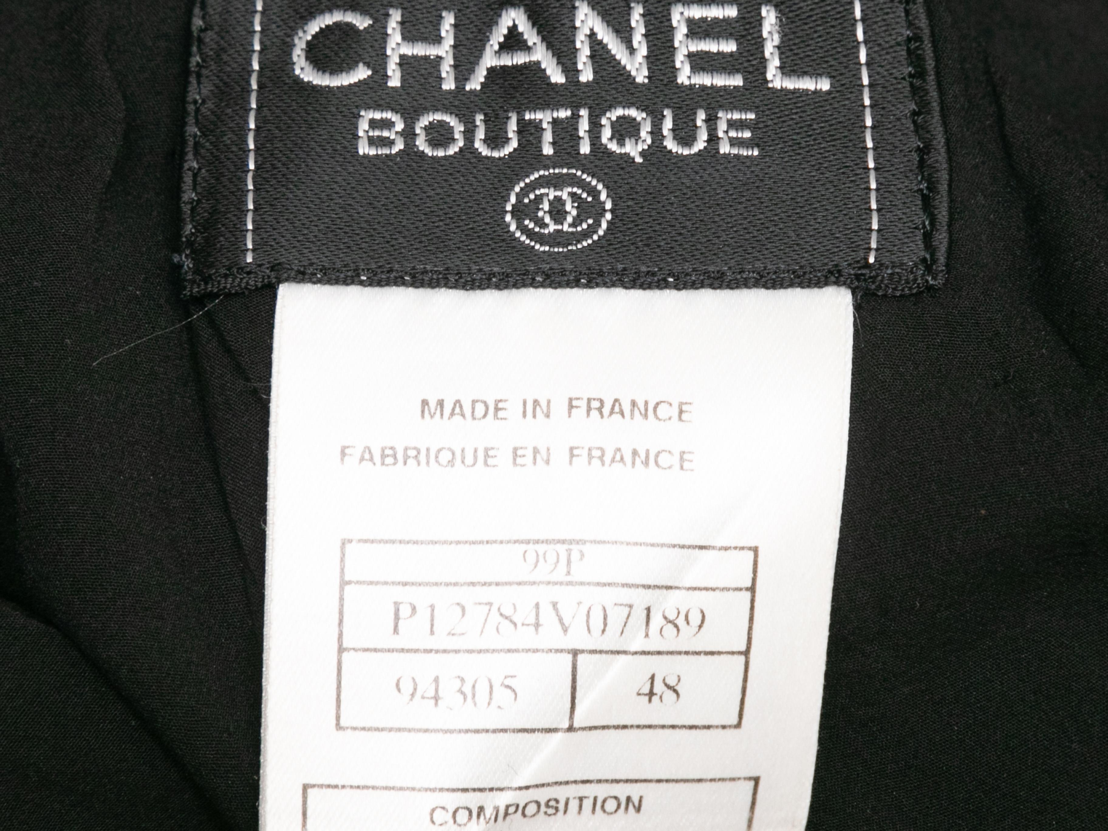 Jupe vintage en laine noire de Chanel Boutique. De la Collectional printemps/été 1999. Deux poches sur les hanches. Fermeture par bouton sur le devant. Taille 32