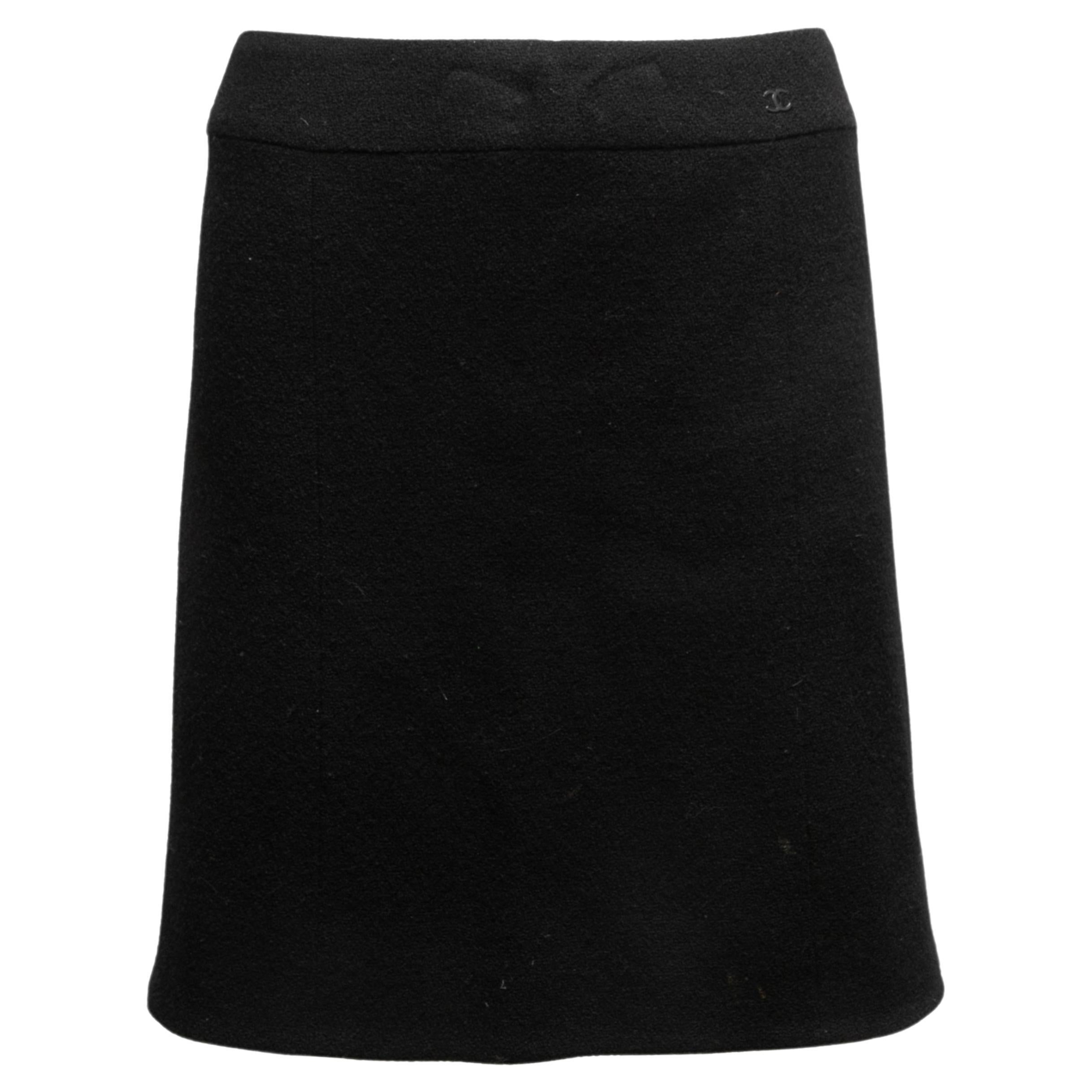 Vintage Black Chanel Fall/Winter 2003 Wool Skirt Size FR 46 For Sale