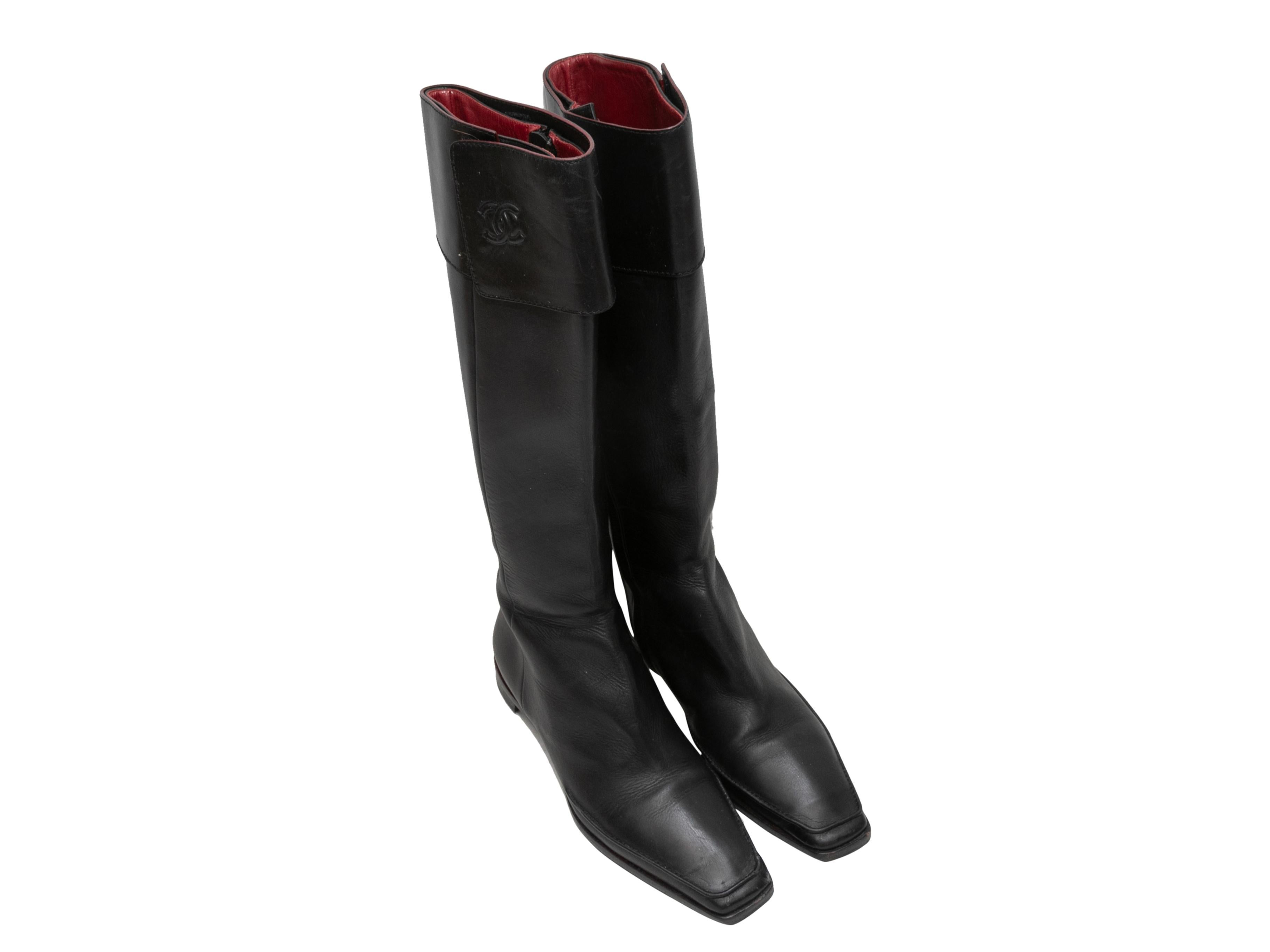 Schwarze kniehohe Stiefel mit quadratischer Spitze aus Leder von Chanel. Seitliche Reiß- und Klettverschlüsse. 15,25