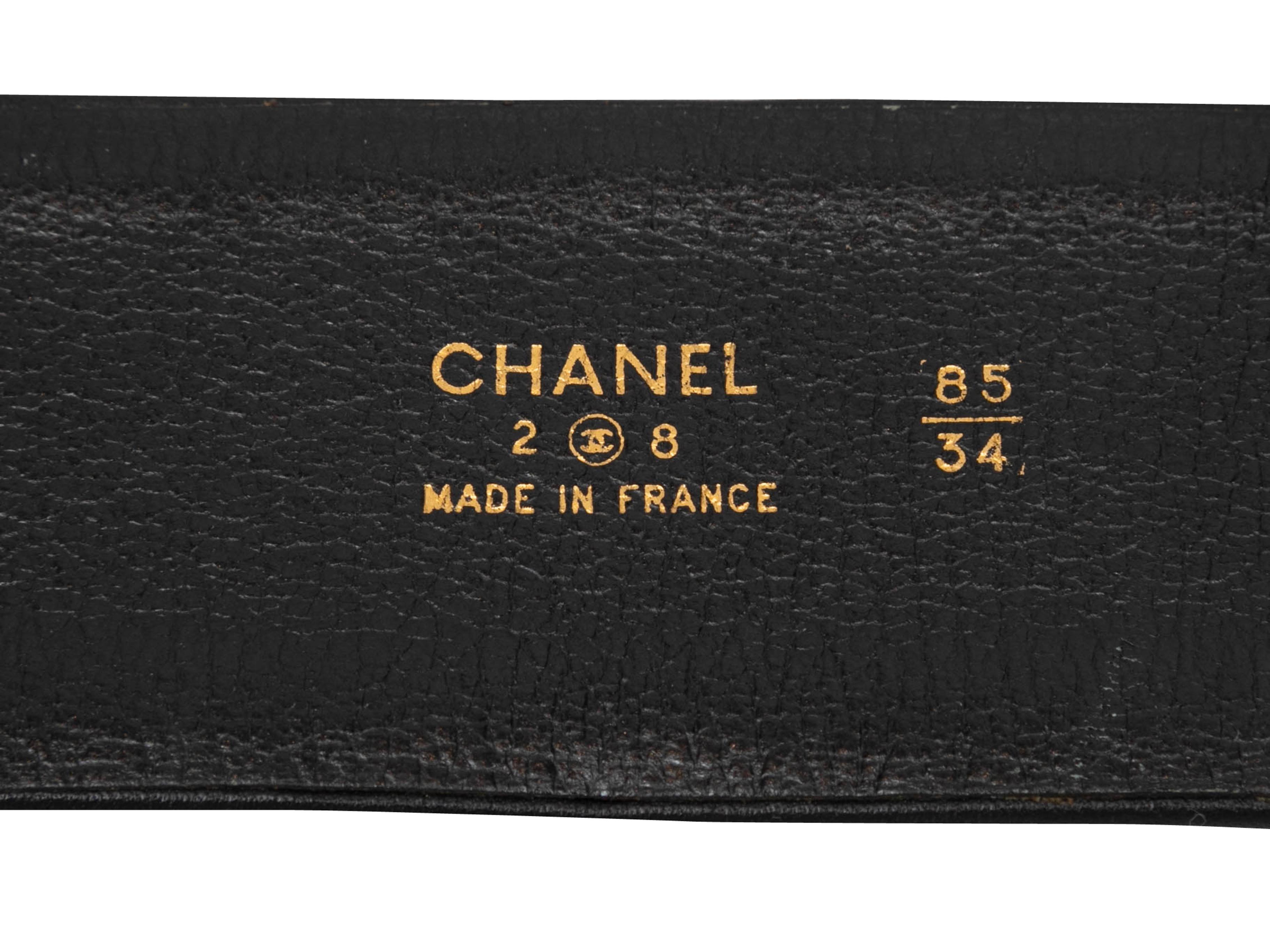 Ceinture vintage en cuir noir et mailles dorées de Chanel. De la Collectional Printemps/Eté 1993. Fermeture à boucle sur le devant. Hauteur de 1,75