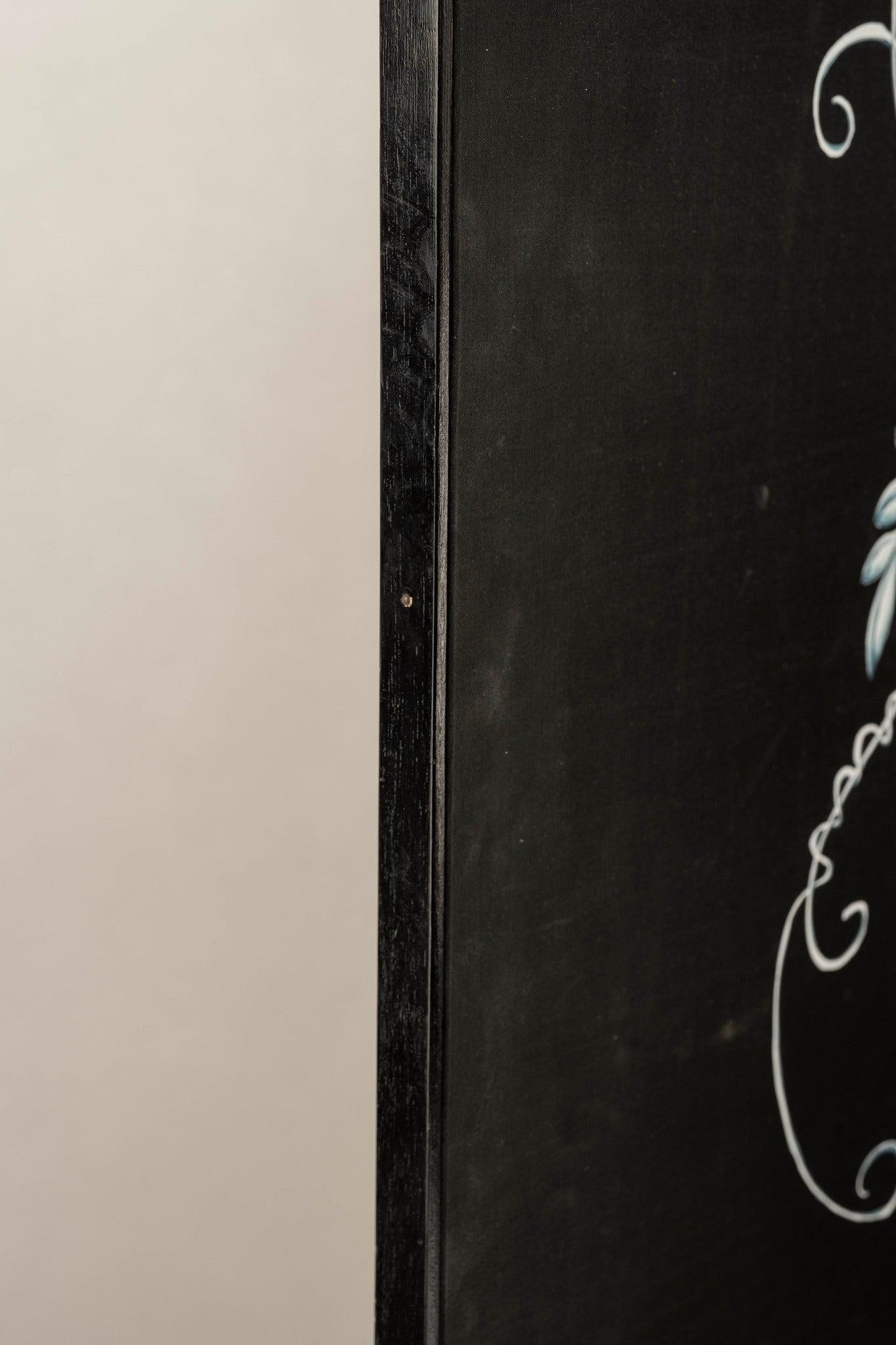 20ième siècle Paravent à quatre panneaux peints sur soie Chinoiserie noire d'époque en vente