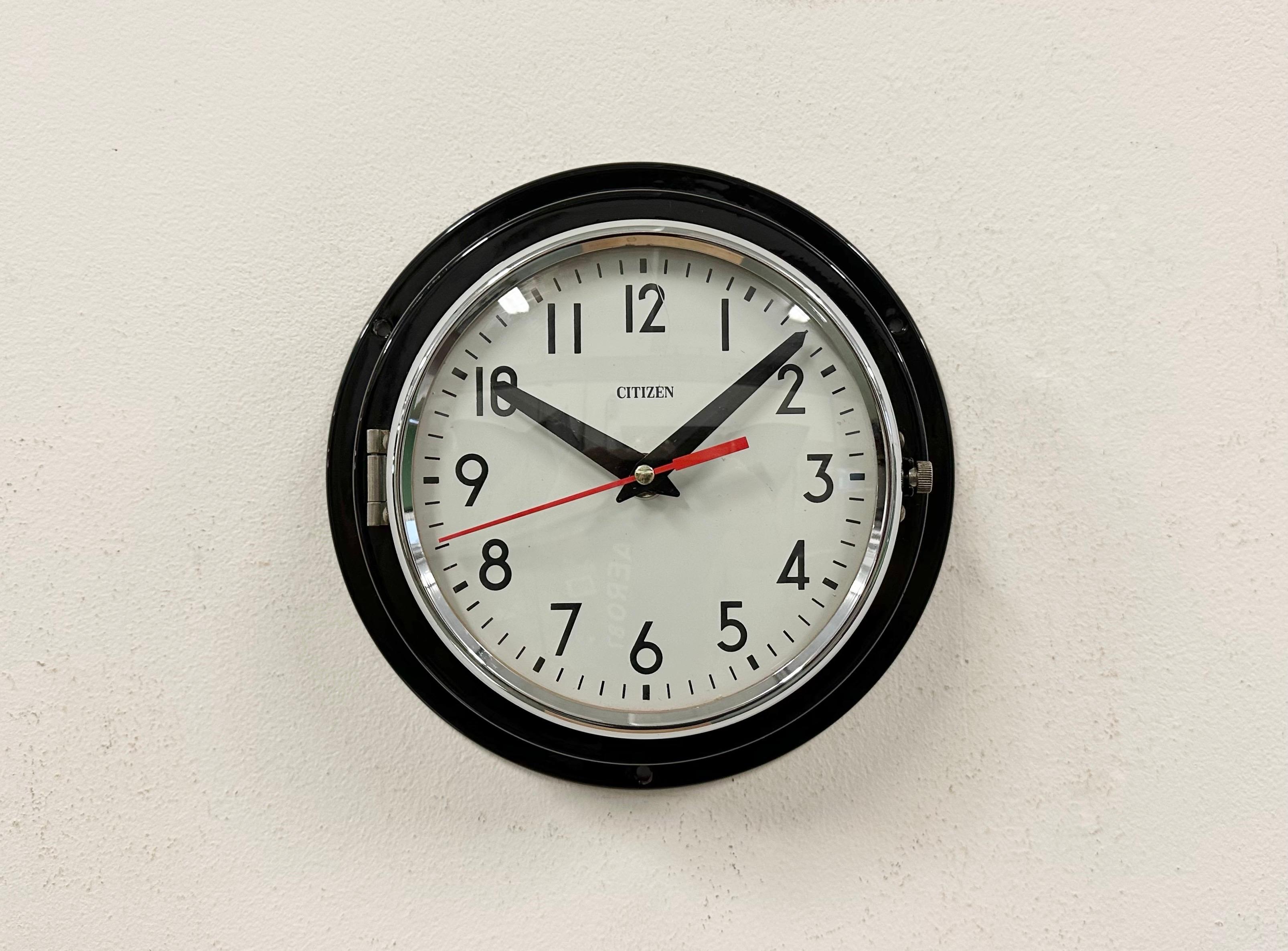Horloge d'esclave maritime Vintage Citizen conçue dans les années 1970 et produite jusqu'aux années 1990. Ces horloges étaient utilisées sur les grands pétroliers et cargos japonais. Elle se compose d'un corps en fer noir, d'un anneau d'horlogerie