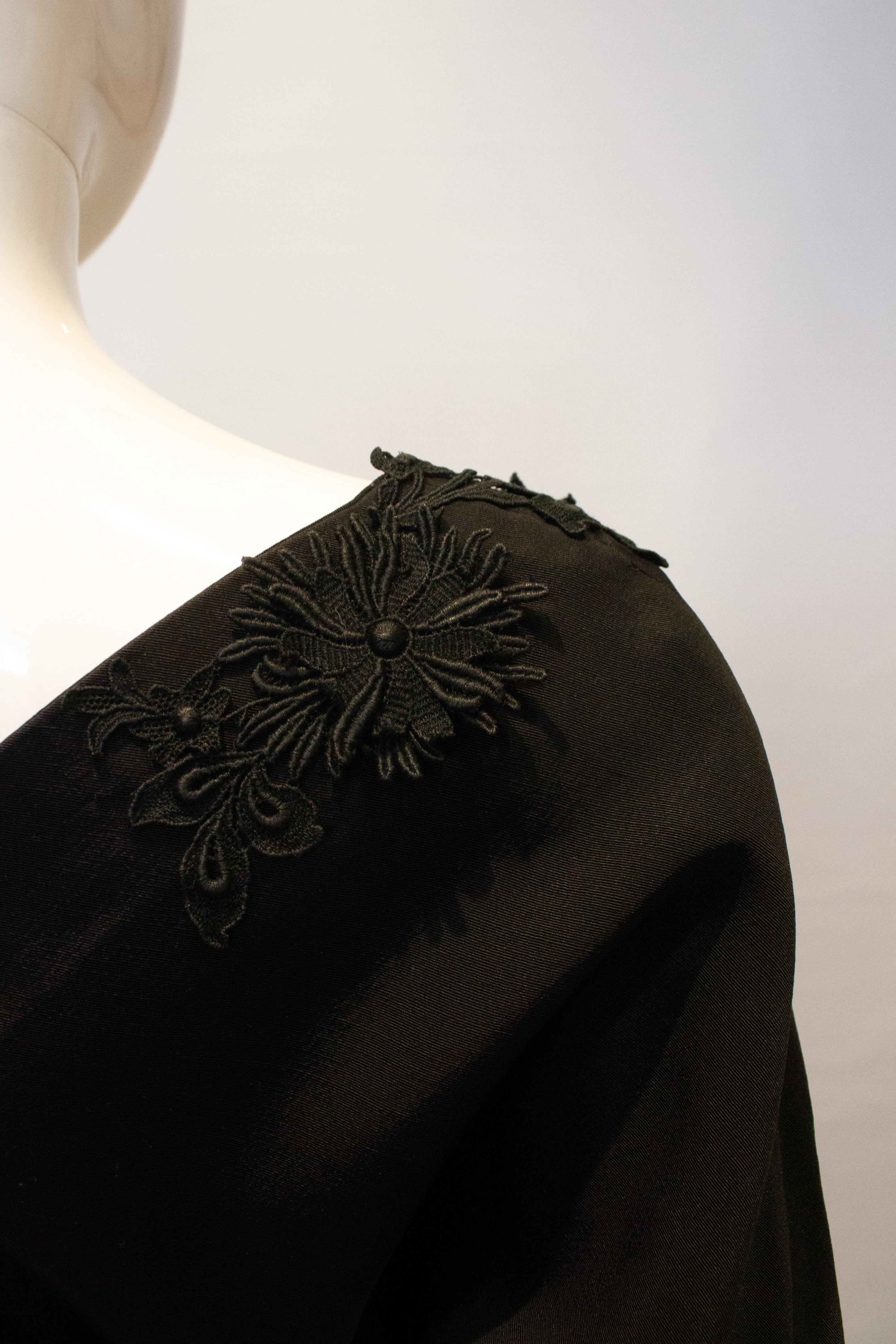 Robe de cocktail noire vintage avec appliques florales. Pour femmes en vente