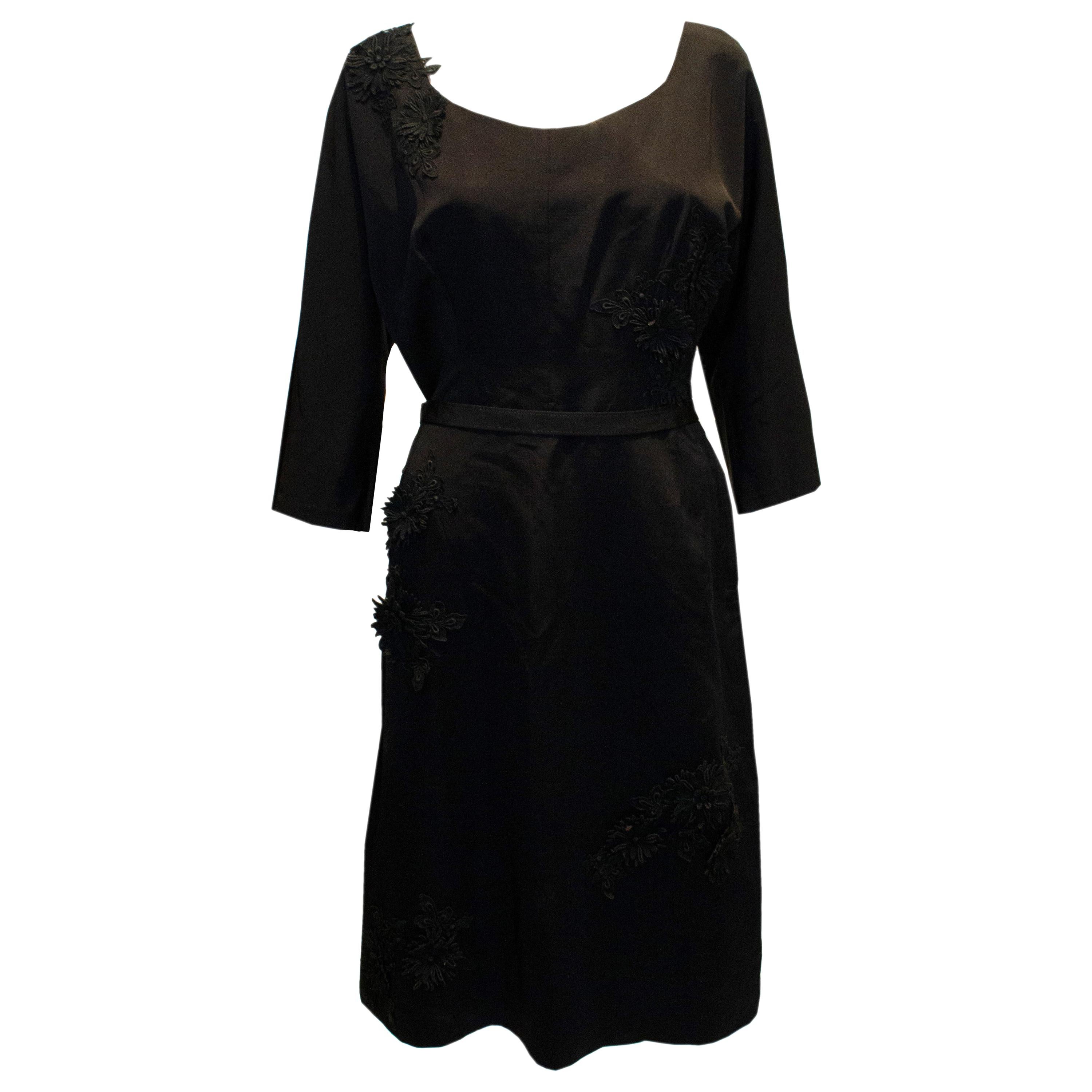 Robe de cocktail noire vintage avec appliques florales. en vente