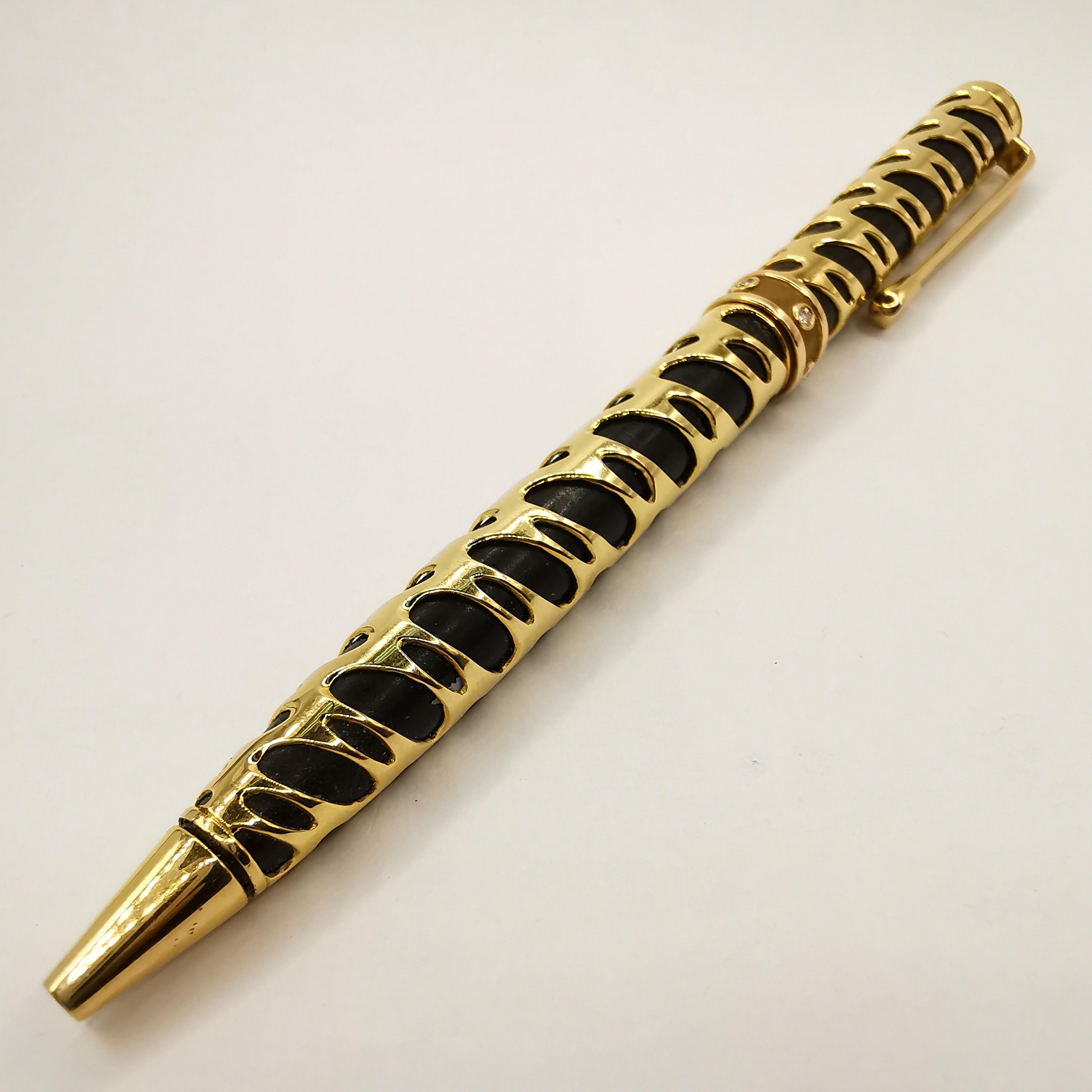Découvrez le luxe de l'écriture avec ce stylo à bille vintage en diamant noir coloré et en or jaune 18 carats. Fabriqué en or jaune 18 carats, le stylo affiche un poids substantiel de 22,50 grammes, ce qui en fait un ajout précieux et intemporel à