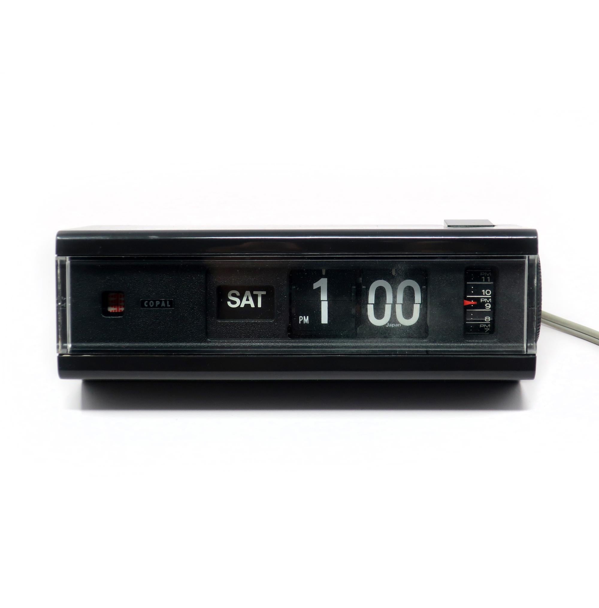 Vintage Black Copal Model 229 Flip Alarm Clock In Good Condition In Brooklyn, NY