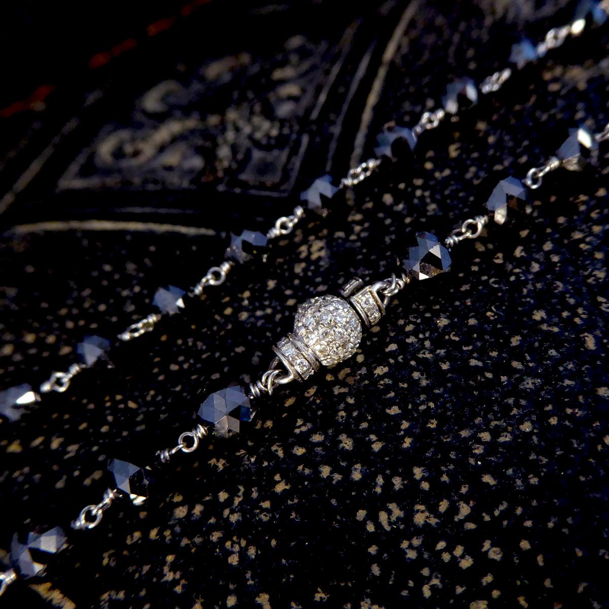 Lange Vintage-Gliederhalskette mit schwarzen Diamanten, 18 Karat Weißgold und Diamantverschluss (Briolette) im Angebot