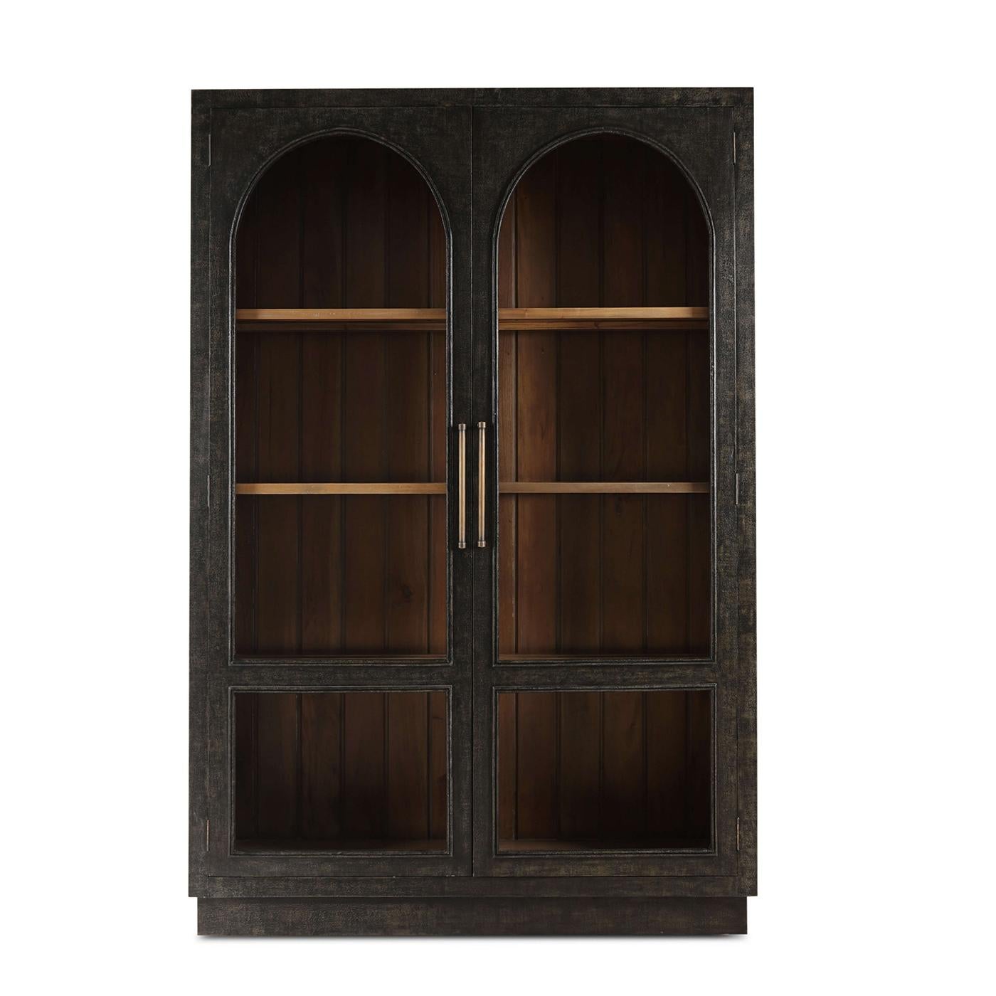 Rifinito in nero vintage e con un affascinante interno in paglia lavata. Questo mobile funge da punto focale in qualsiasi stanza e offre un tocco sofisticato grazie al suo design classico. Le ante in vetro ad arco sono il palcoscenico perfetto per