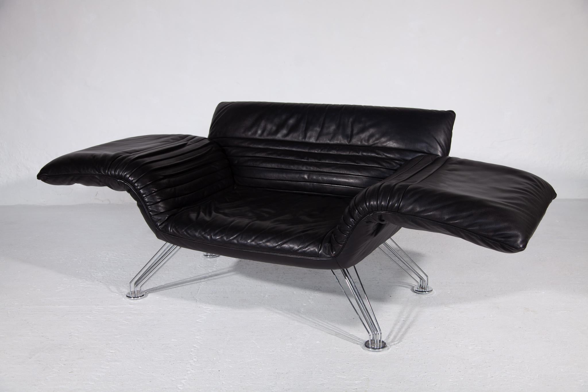 Vintage Swiss De Sede DS 142 daybed lounge armchair designed by Winfried Totzek in 1988 for de Sede with armrests and backrest with manually adjustable ratchet joints, black leather high quality upholstery, legs finished in glossy chrome. 

