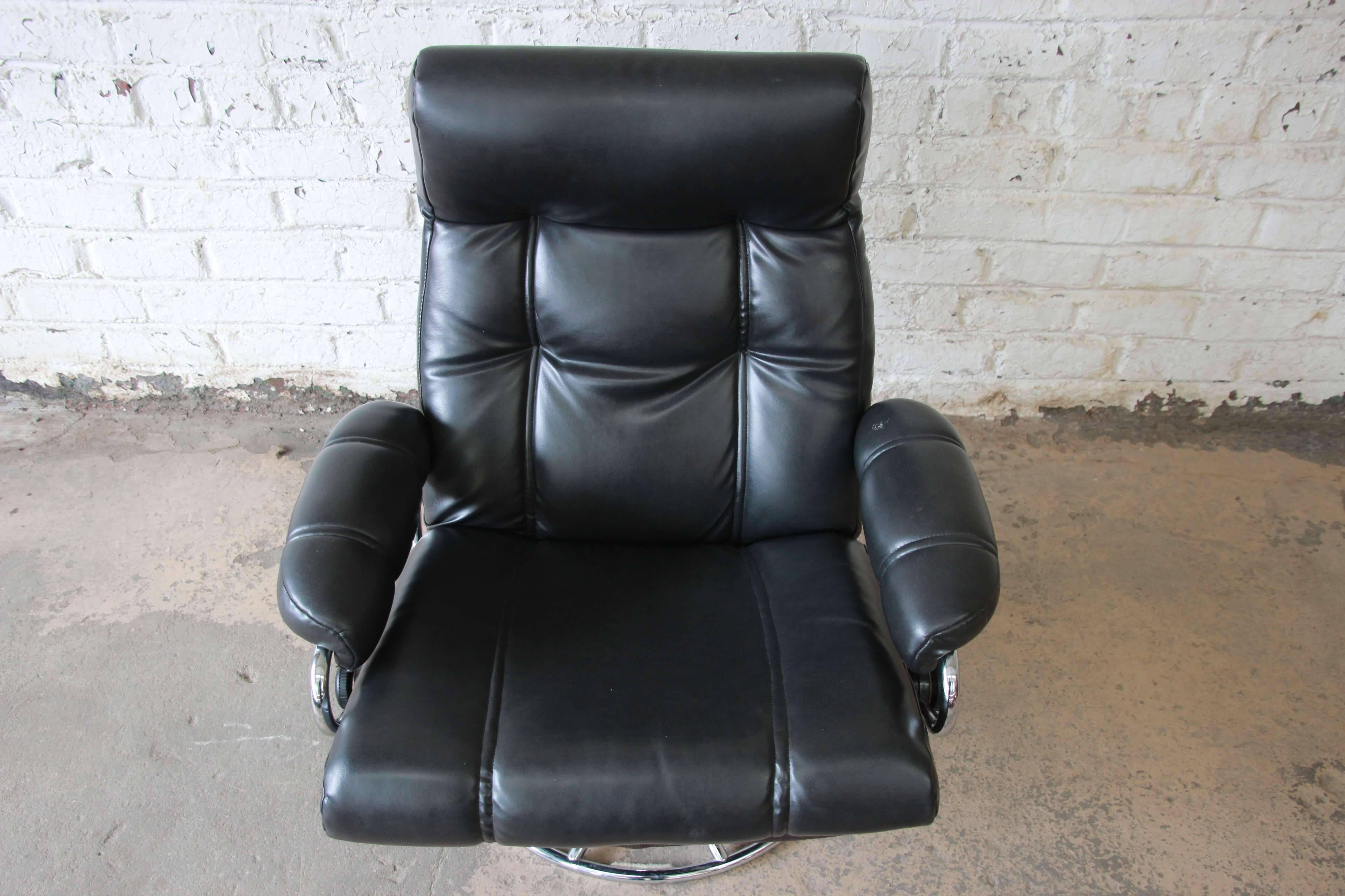 Vintage Black Ekornes Stressless Chair and Ottoman In Good Condition In South Bend, IN