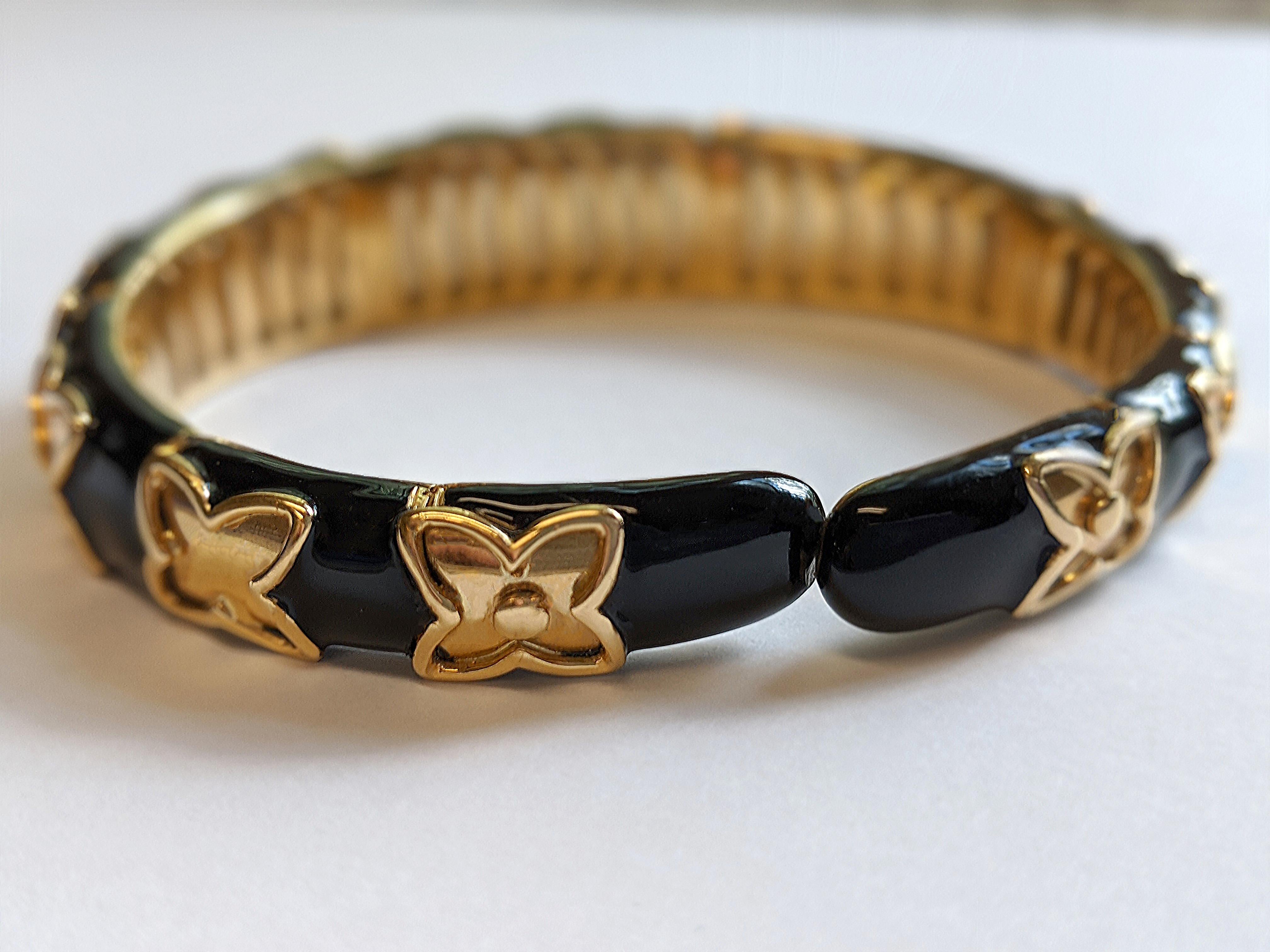 The alternating pattern of black enamel against gleaming 18 K yellow gold is striking in this vintage bangle bracelet. 2.15 carats of white diamonds add sparkle to the quatrefoil motif.

Cut: Round
Quantity: 75
Combined Weight: 2.15 carats
Color: