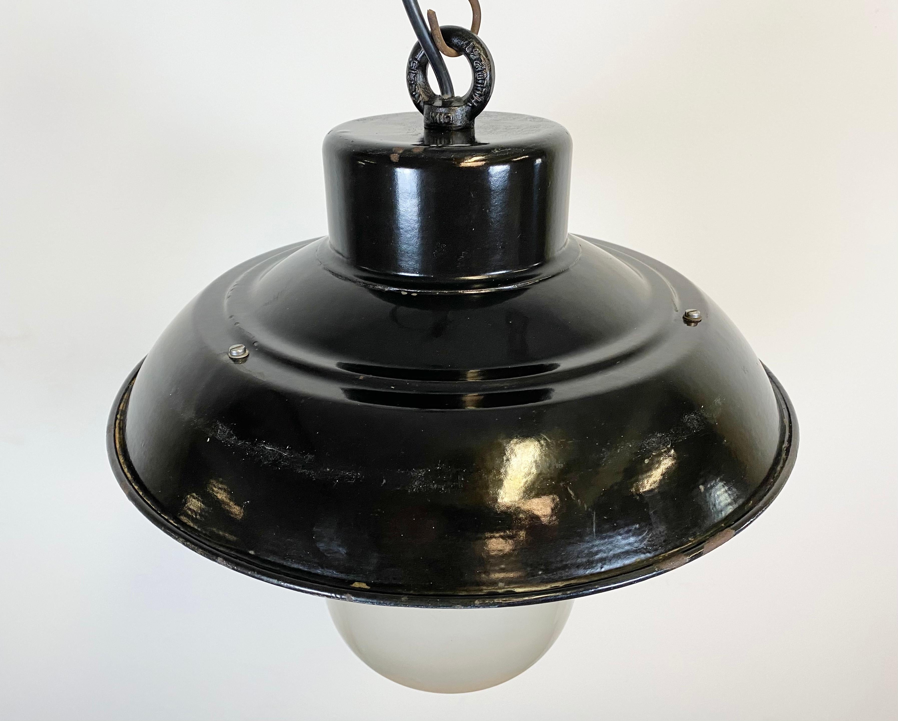 - Vintage Industrial lamp from the 1960s 
- Black enamel shade, white interior 
- Milk glass 
- Weight: 4 kg 
- New porcelain socket for E 27 lightbulbs and wire 
- Lampshade diameter: 36 cm.