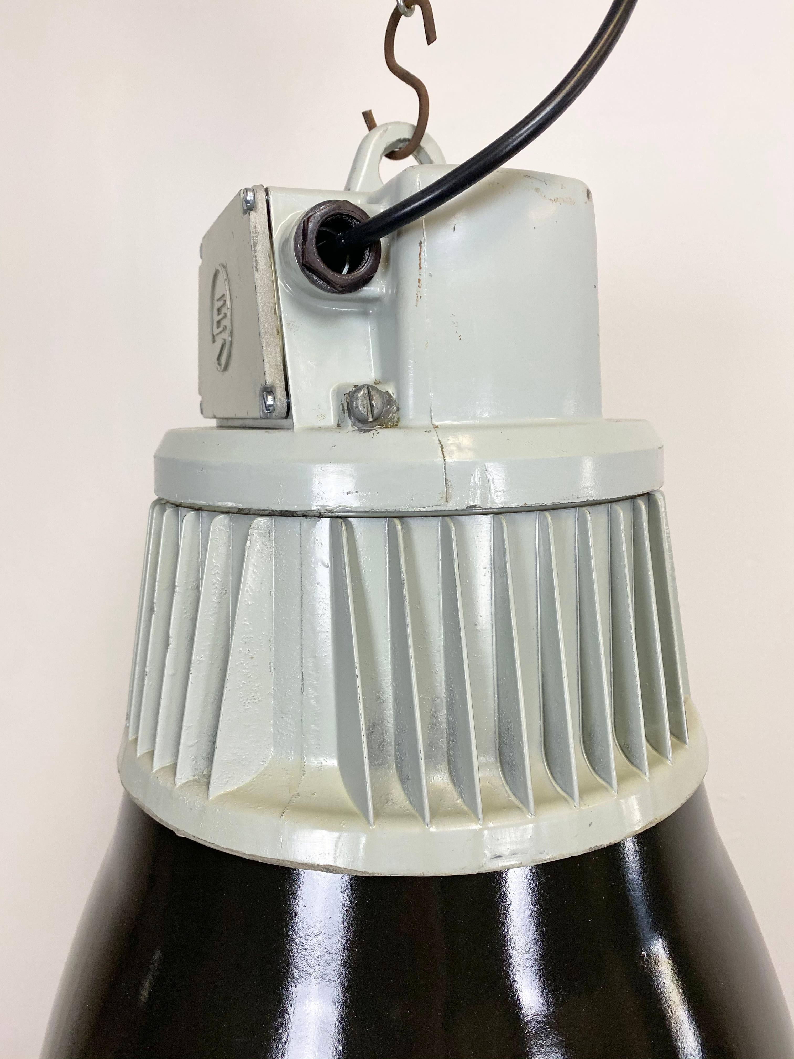 Vintage Black Enamel Industrial Pendant Light from Elektrosvit, 1960s In Good Condition For Sale In Kojetice, CZ