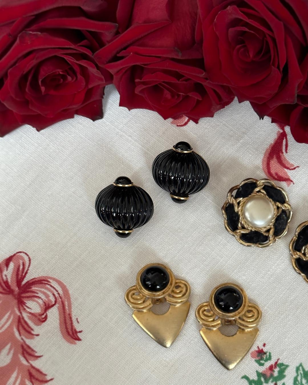 Vintage Black Enamel Shell Earrings In Excellent Condition For Sale In New York, NY