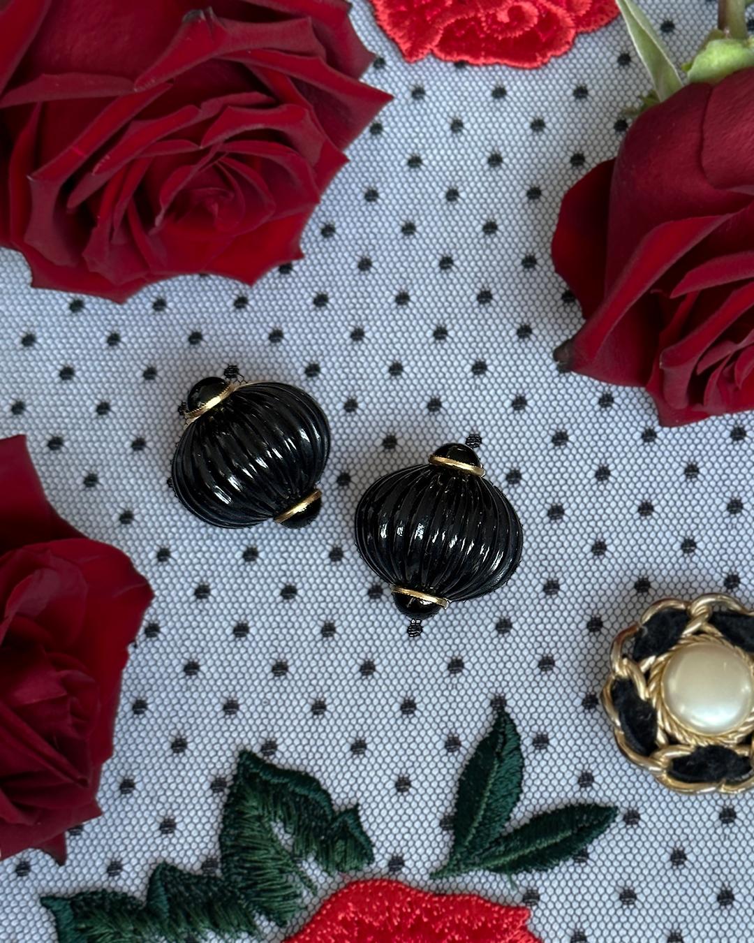 Vintage Black Enamel Shell Earrings For Sale 2