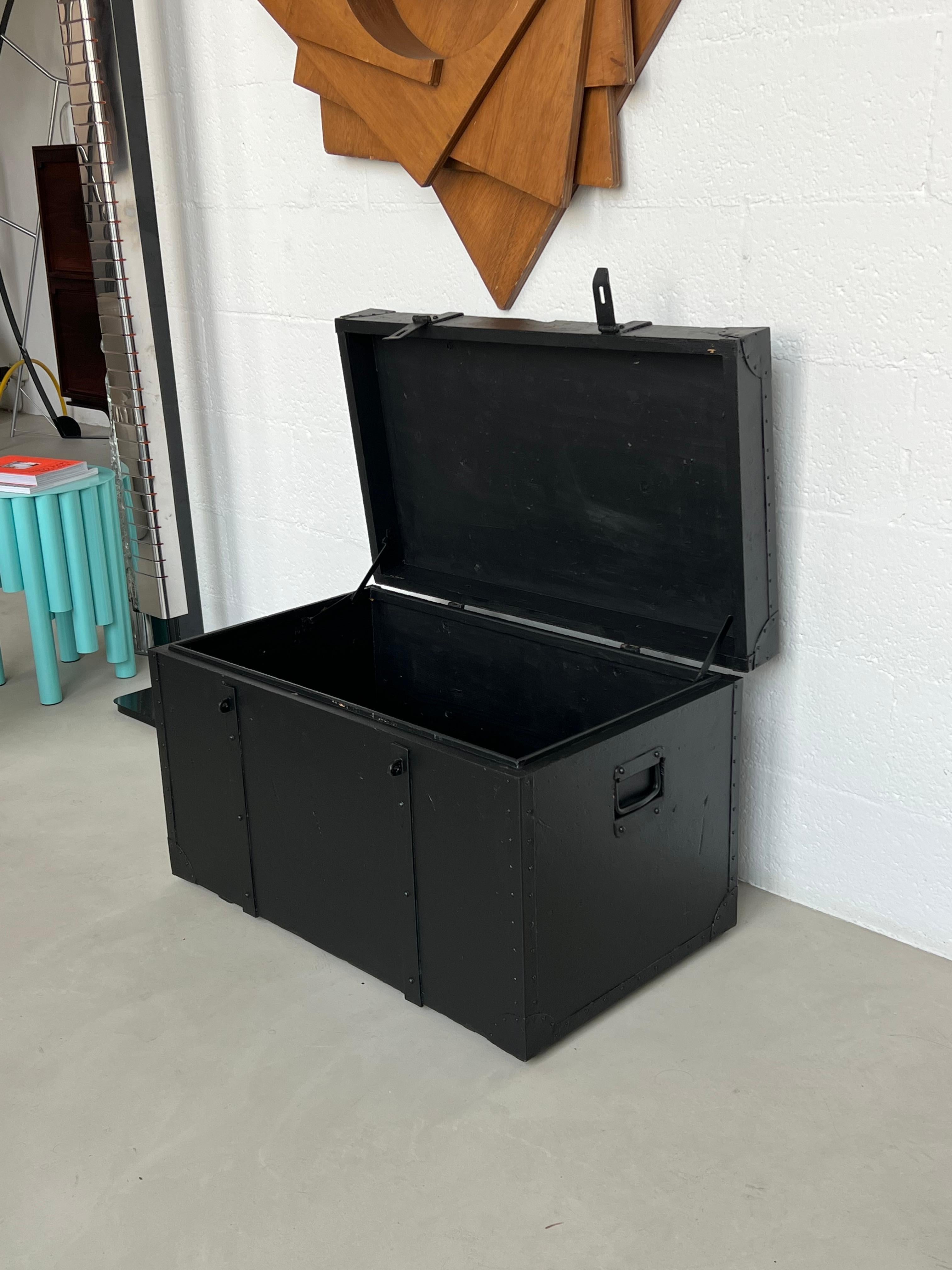 Malle noire vintage ex militaire, banc solide de style avec rangement verrouillable. en vente 3