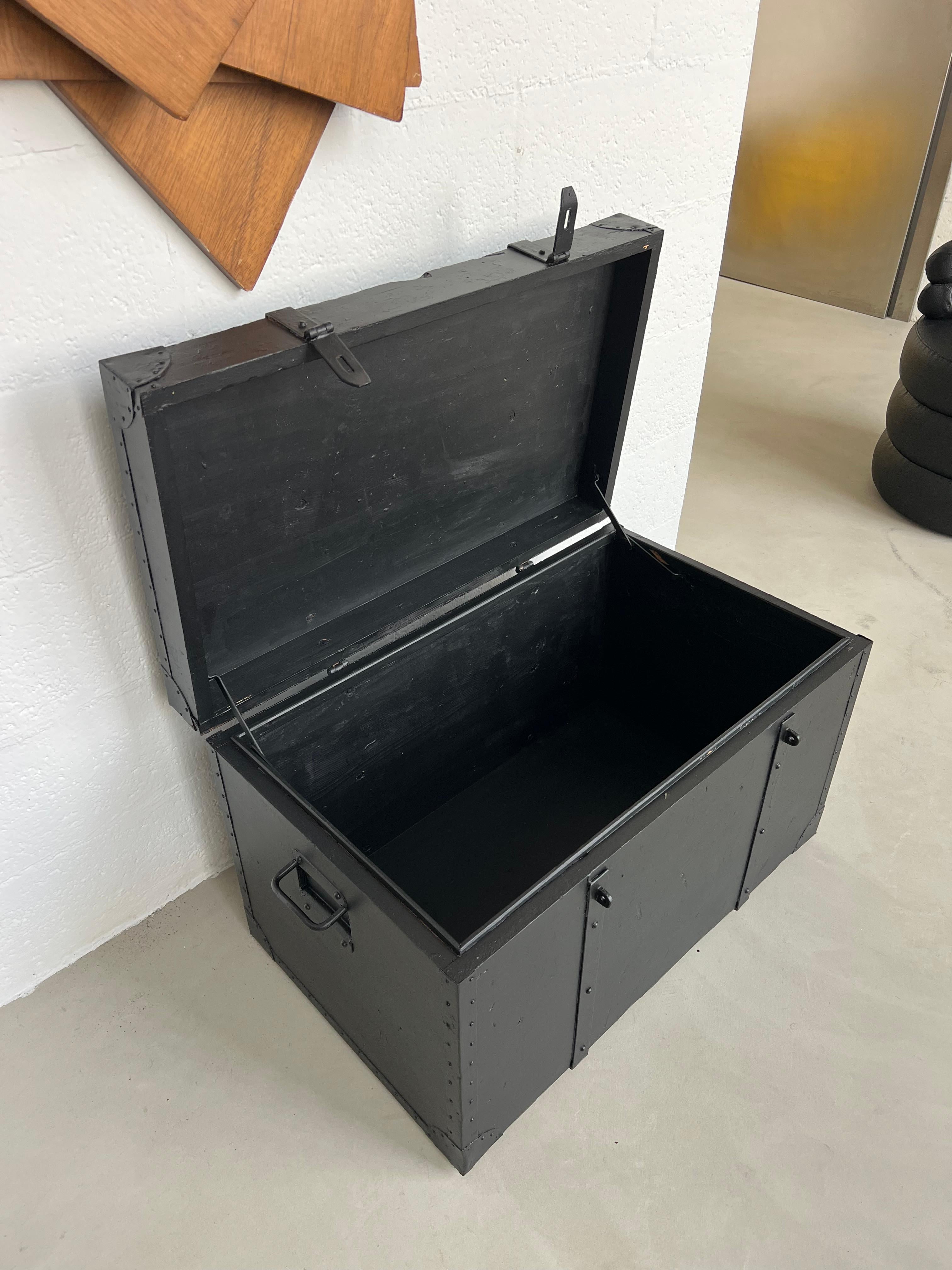 Malle noire vintage ex militaire, banc solide de style avec rangement verrouillable. en vente 4