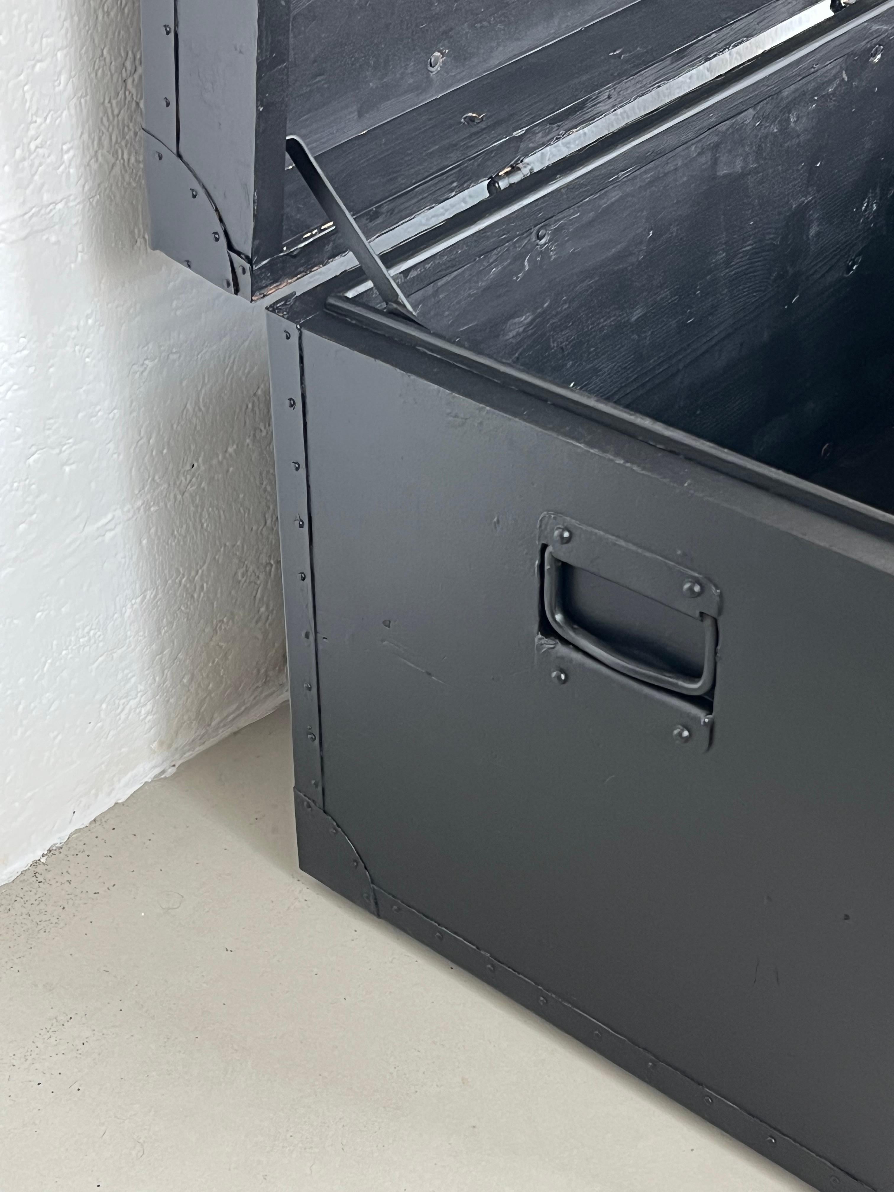 Malle noire vintage ex militaire, banc solide de style avec rangement verrouillable. en vente 5