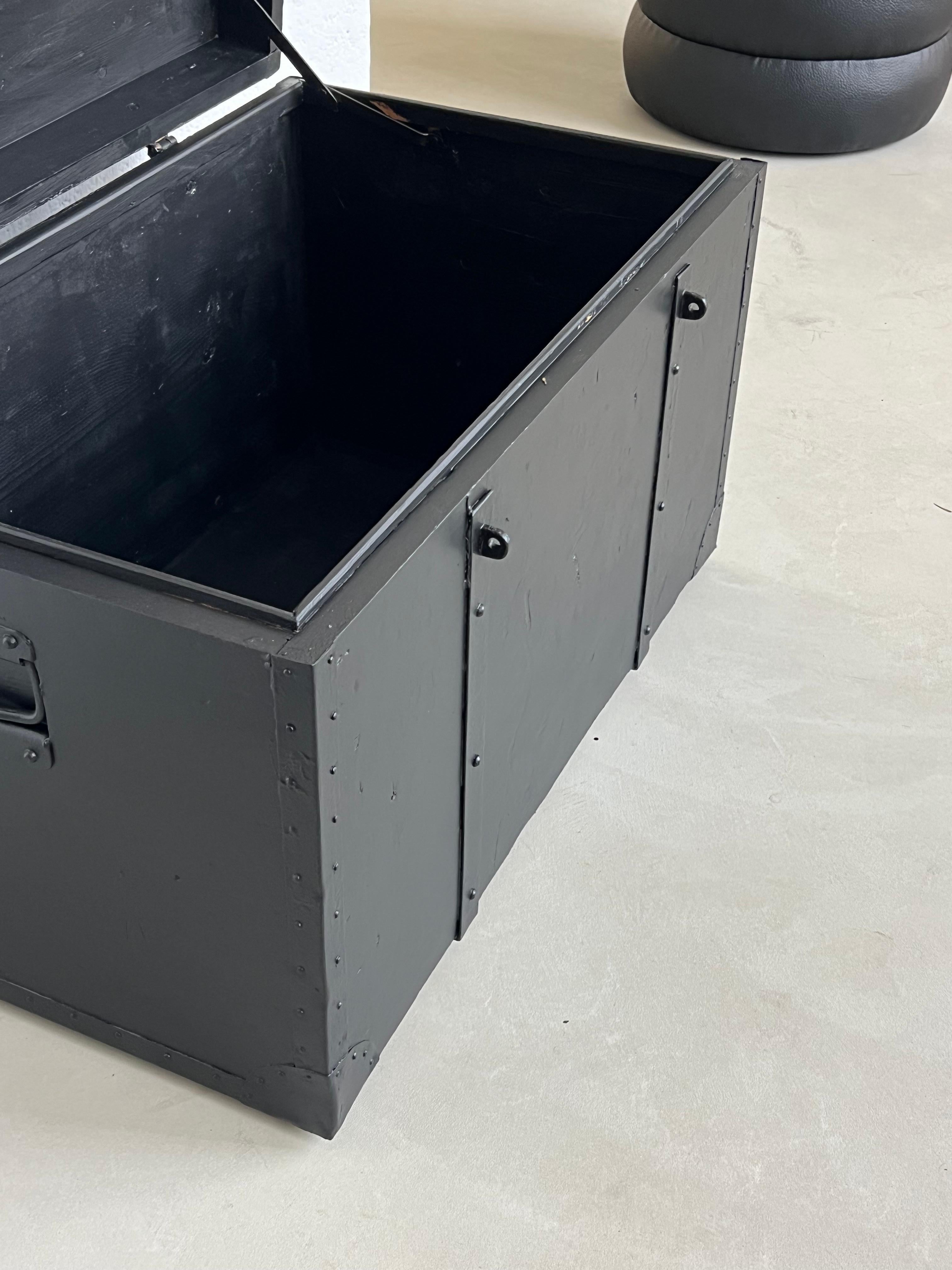 Malle noire vintage ex militaire, banc solide de style avec rangement verrouillable. en vente 6